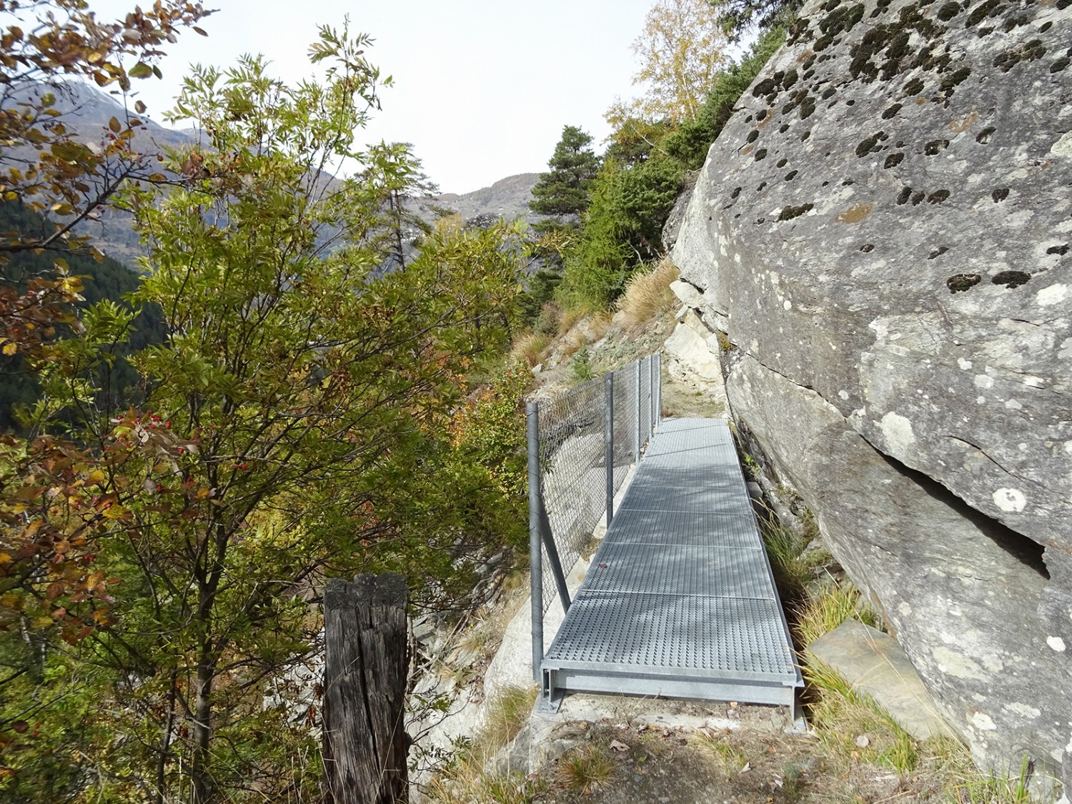 Eine Brücke leitet über einen Abgrund.