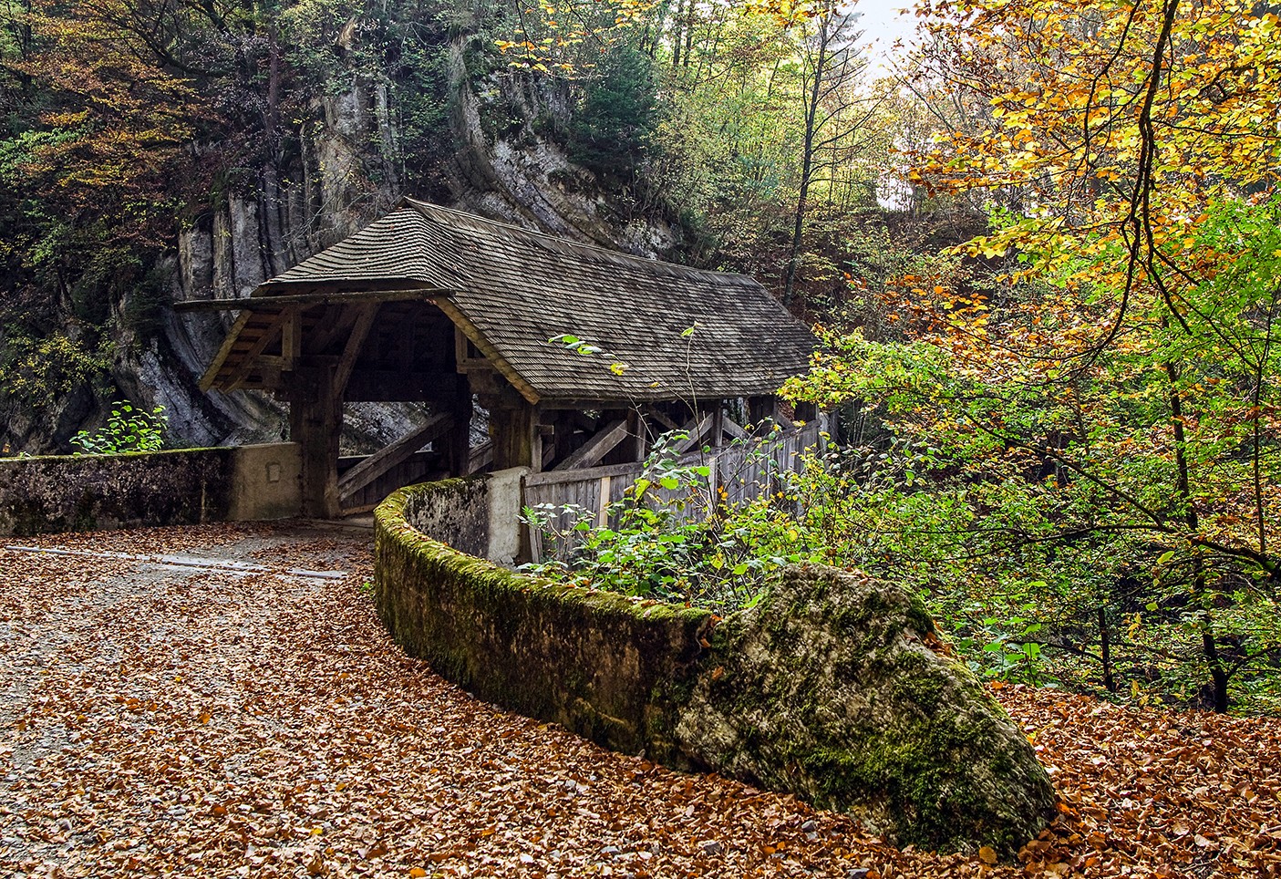 Die Holzbrücke mit Schindeldach zwischen Montbovon und Lessoc wurde 1667 erbaut.