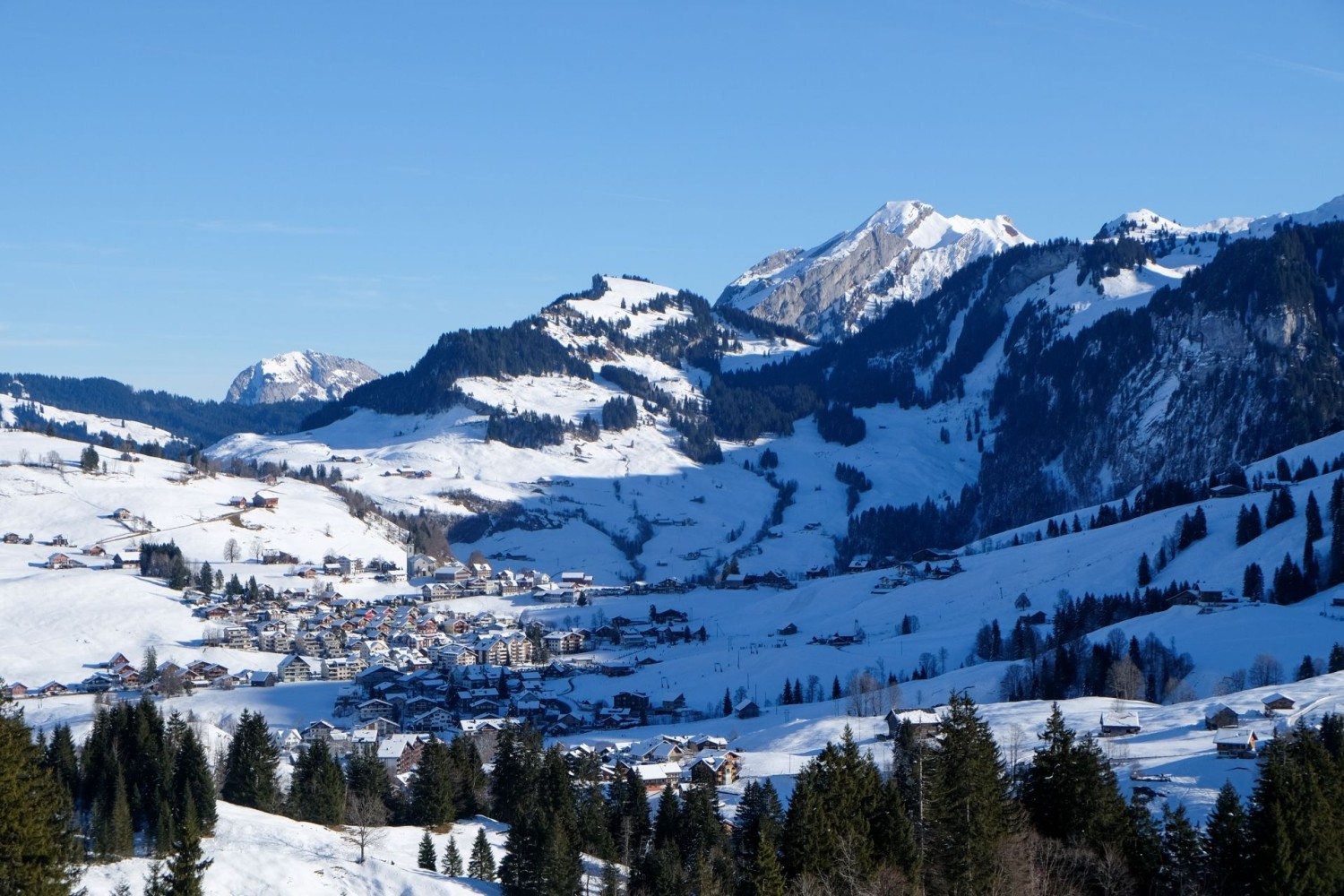 La randonnée hivernale fait prendre de la hauteur tout en douceur. Vue sur Oberiberg.