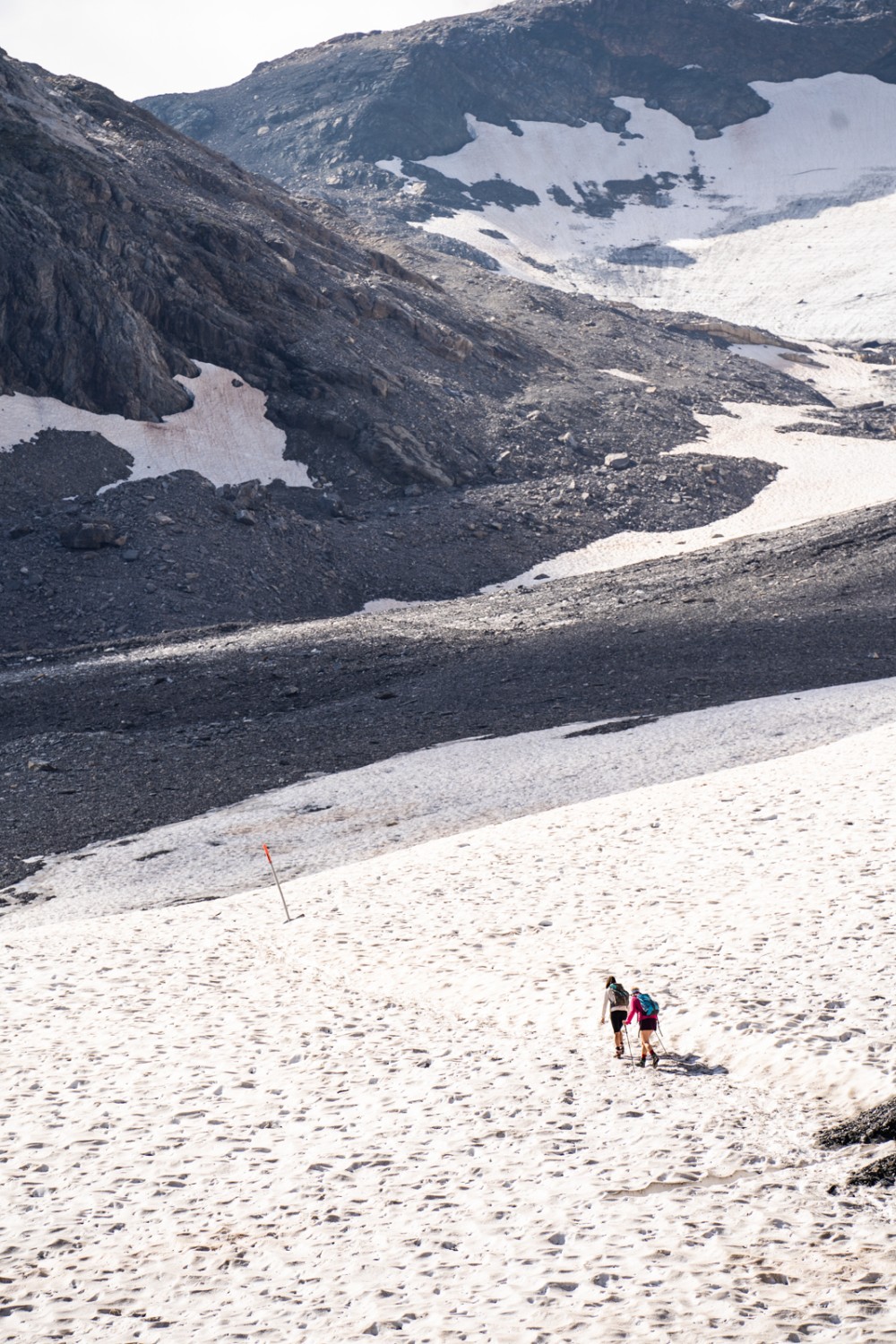 Les névés faciles à parcourir mènent à la cabane Lötschenpass. Photo: Wanderblondies