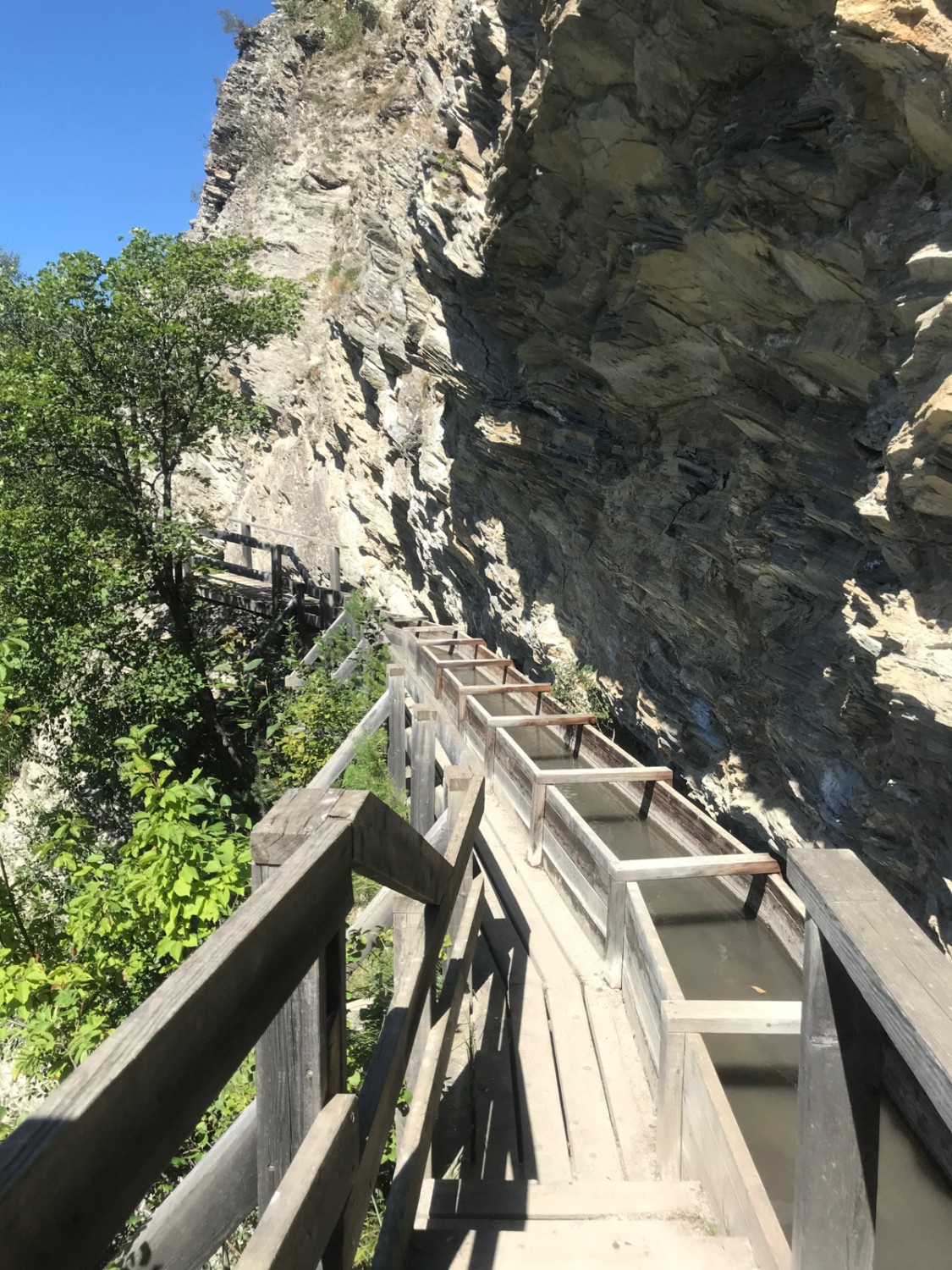 Au Revers du Châtelard, bisse et sentier sont suspendus dans la paroi verticale.