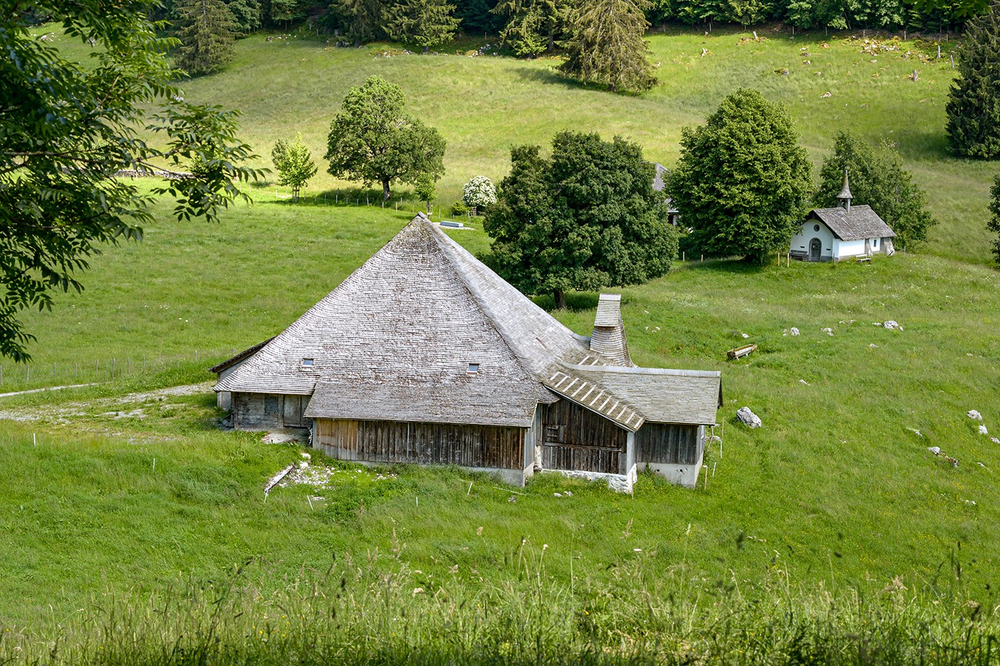 Plateau de La Monse avec chalet d’alpage et chapelle.