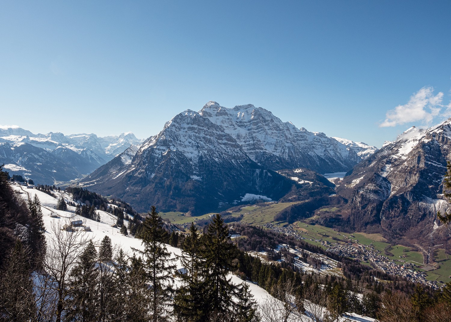 Ausblick von der Terrasse des Naturfreudehauses Fronalp auf das Glärnischmassiv. Bilder: Barbara Graber