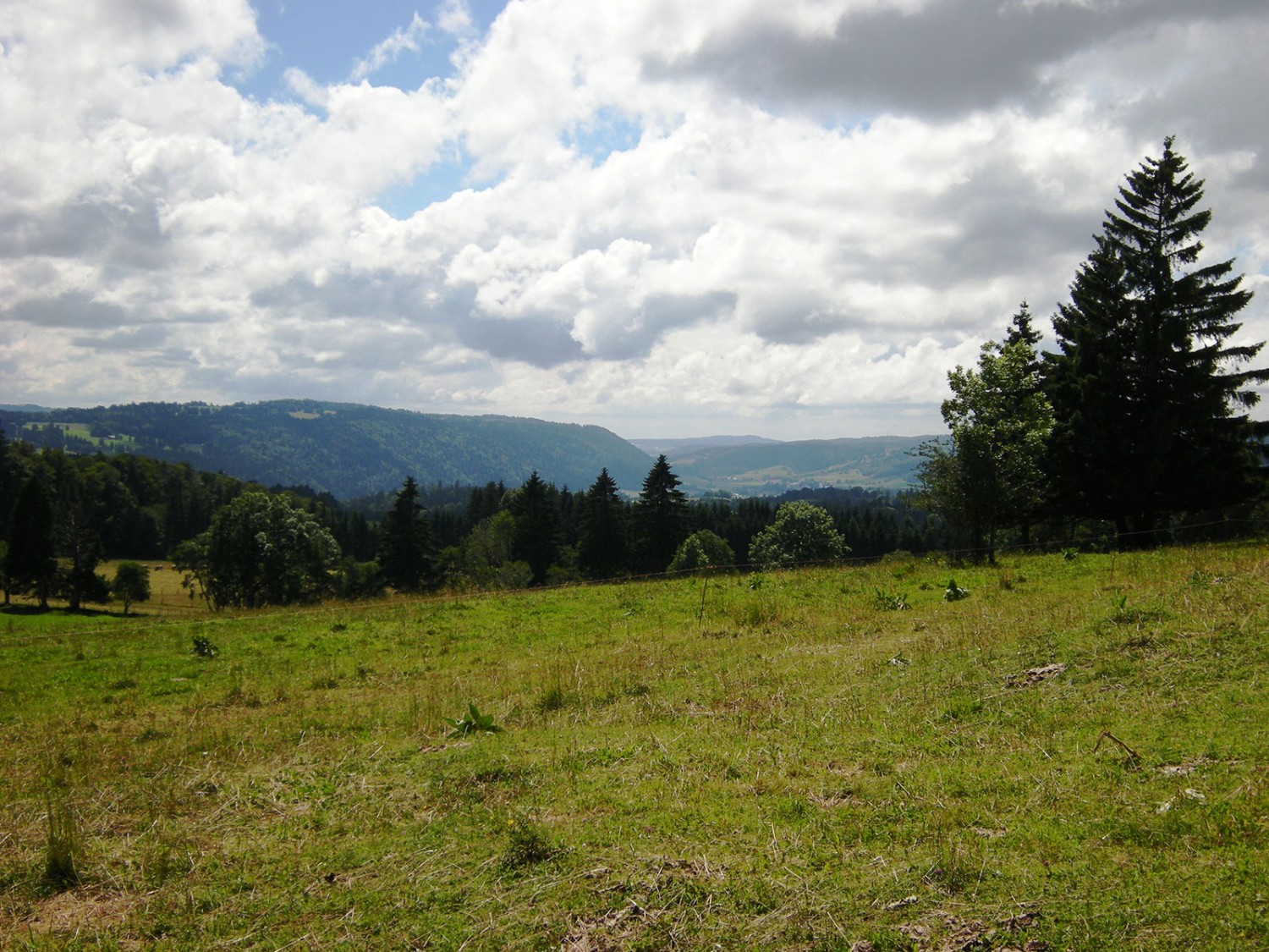 Man kann sich bildhaft vorstellen, wie hier einst Mönche und Salzhändler die Landschaft durchschritten. Bild: Neuchâtel-Tourismus