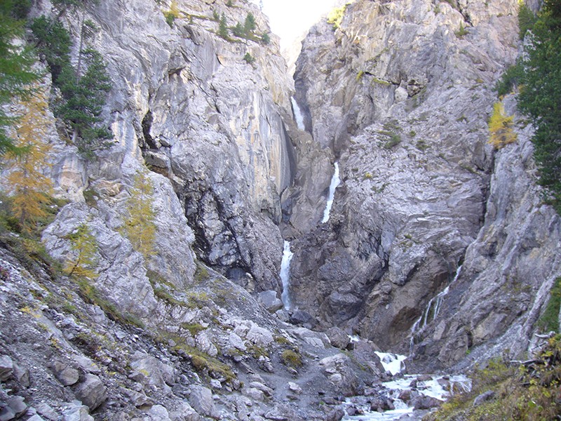 Le torrent Ducan se précipite en trois temps, au-dessus de la cascade, dans le Sertigtal. Photo: Werner Nef