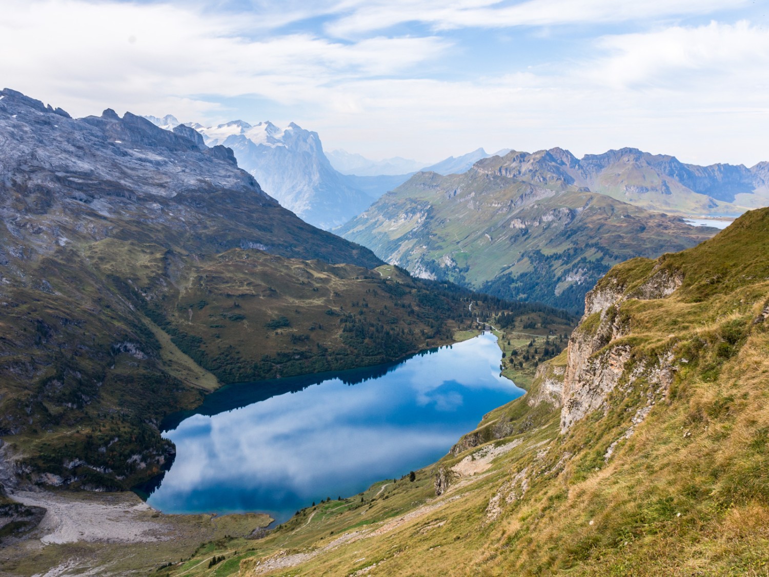 Les nuages se reflètent dans le bleu profond du lac d’Engstlensee. Photo: Franz Ulrich