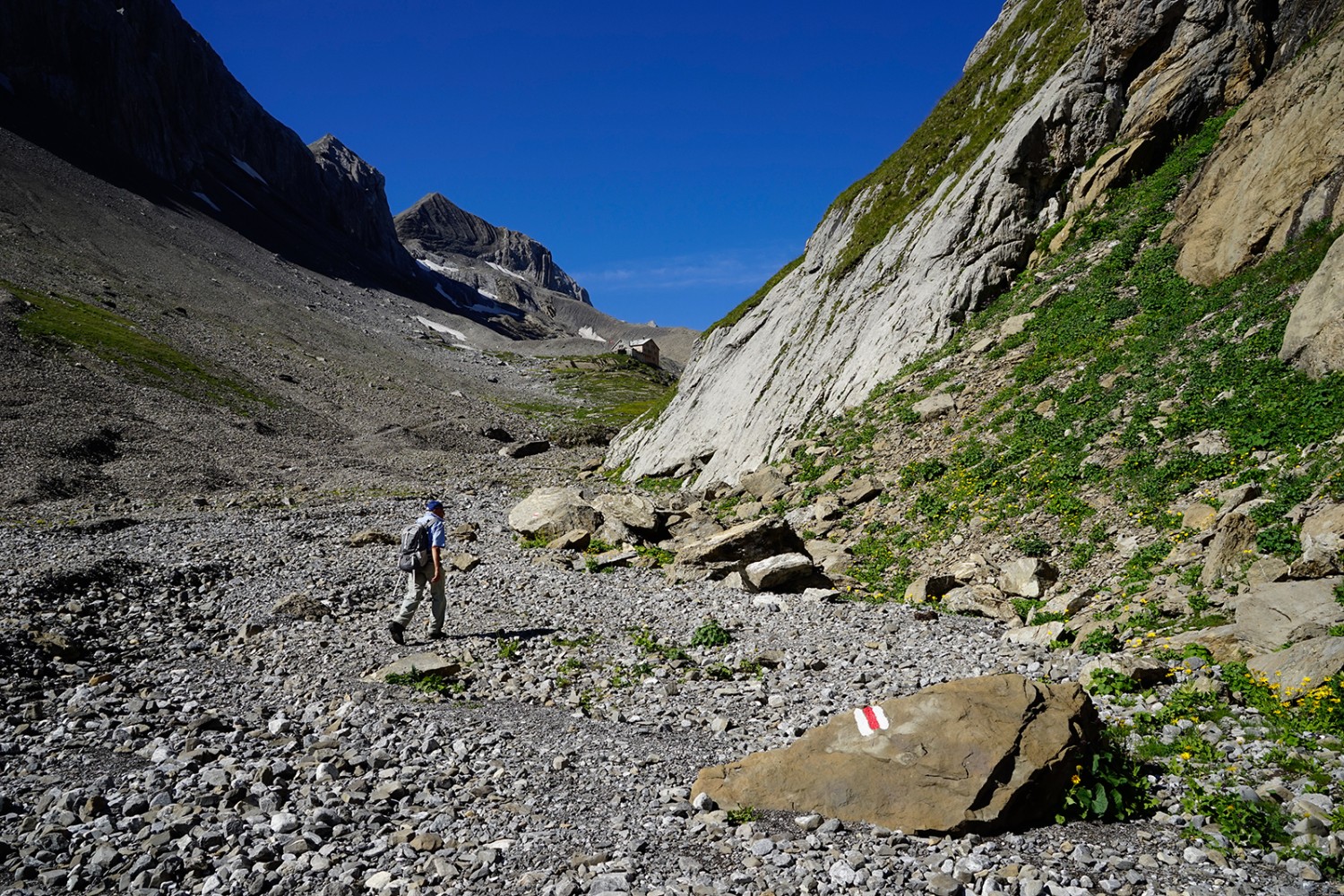 Le chemin à travers la plaine alluviale caillouteuse est bien signalisé. Le refuge du Wildhorn n’est plus très loin. Photo: Fredy Joss