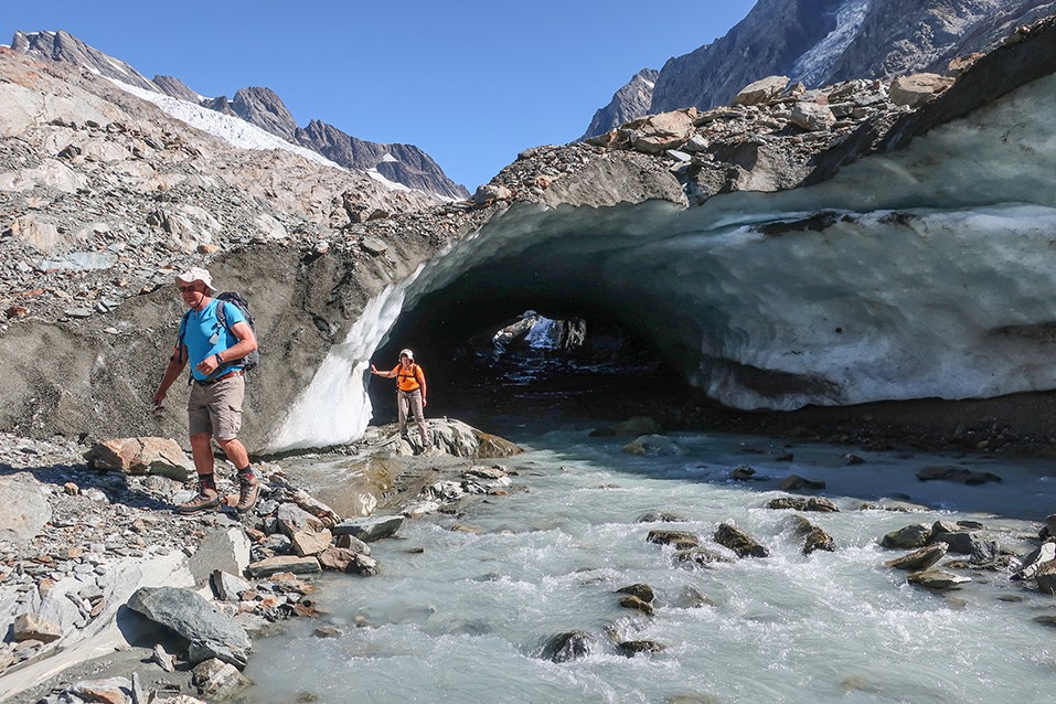 Unter dem Eis hat sich Schmelzwasser zu einem Fluss gesammelt und tritt durch das Gletschertor zu Tage. Bild: Markus Ruff