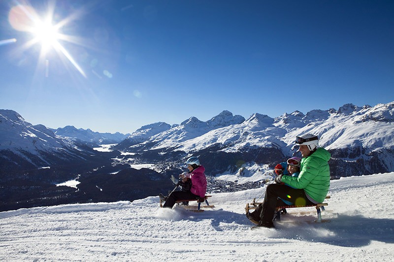 Wer nicht mit der Bahn oder zu Fuss runter will, mietet Schlitten und geniesst die aussichtsreiche Fahrt. 
Bild: swiss-image.ch