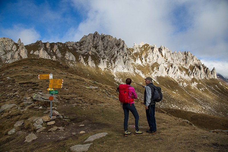 Auf dem Passo del Sole. Wie Kirchentürme ragen die hellen Kalkfelsen des Campanitt in den Himmel. Bild: Markus Ruff