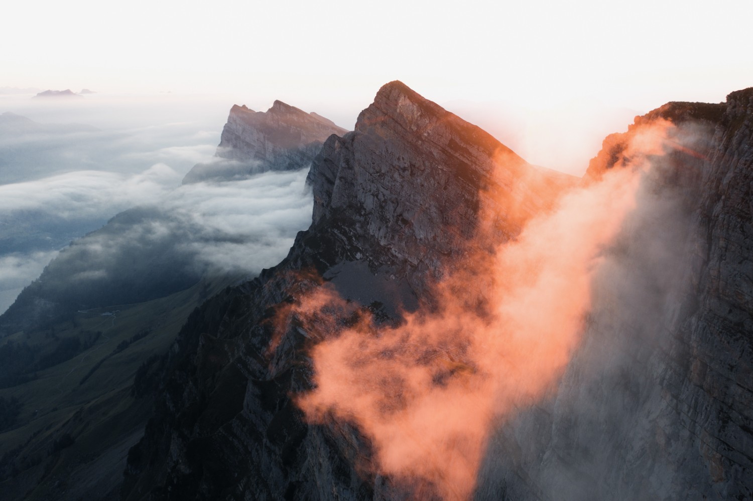 Wolken-Wasserfall in der Abendsonne zwischen Frümsel und Brisi. Bild: Jon Guler