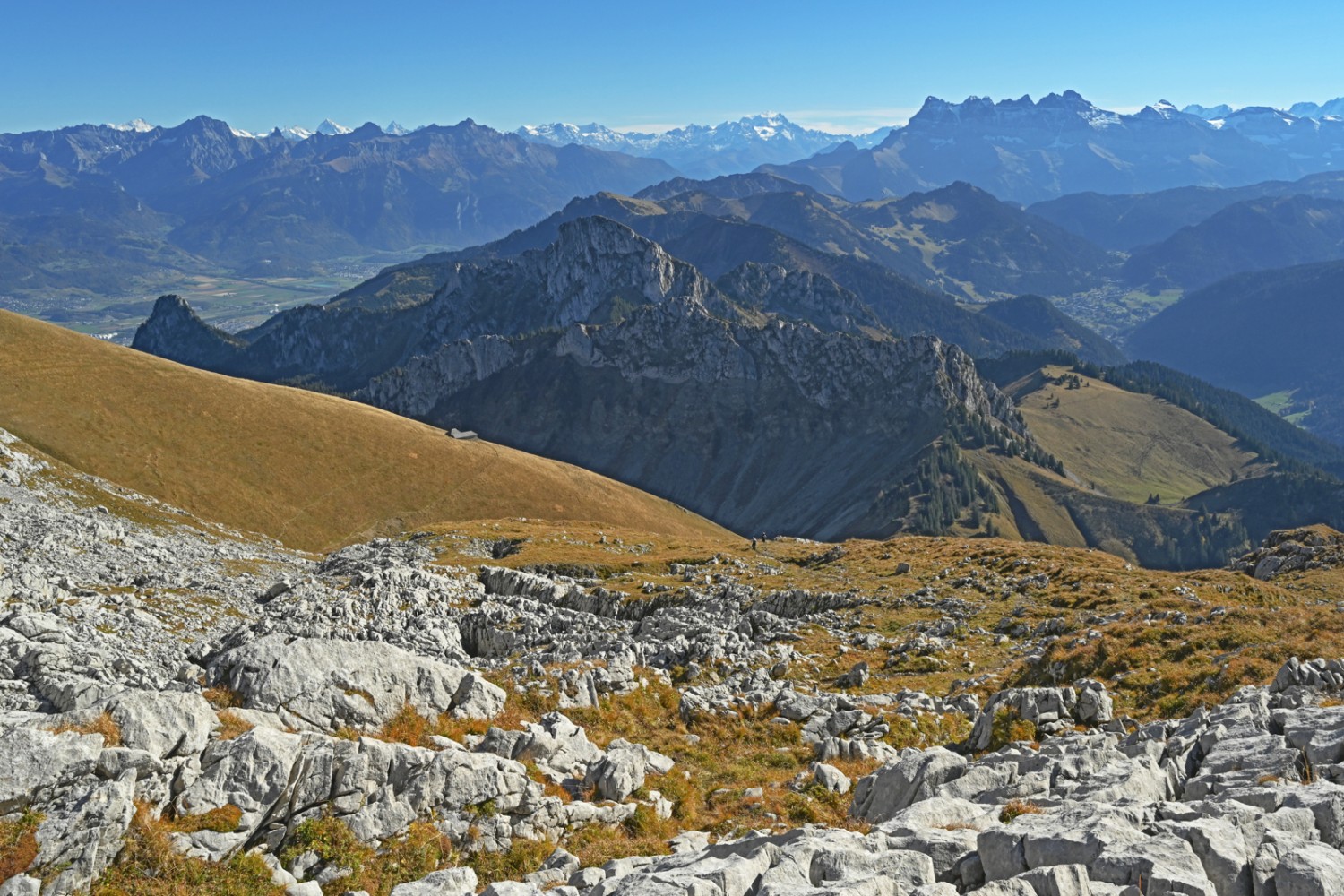 Durch die Chaux du Milieu, vorbei an weissen und ockerfarbigen Felsen. Bild: natur-welten.ch