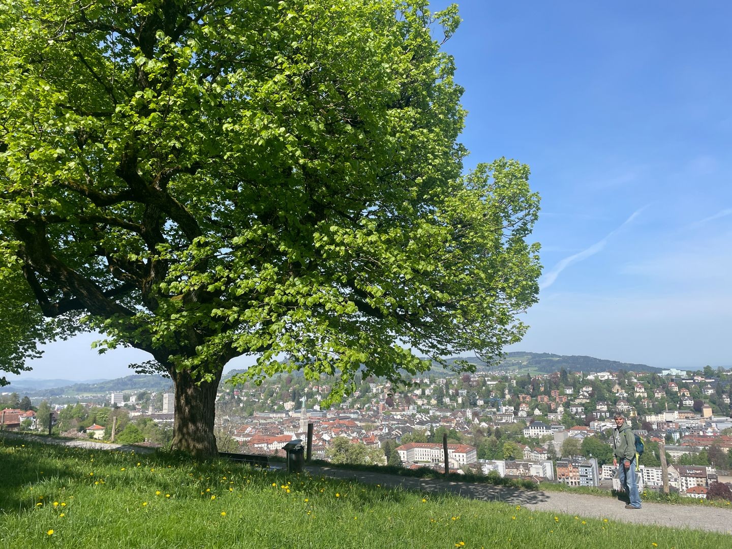 Bei Drei Weieren gibt es bereits viel Aussicht auf St. Gallen.