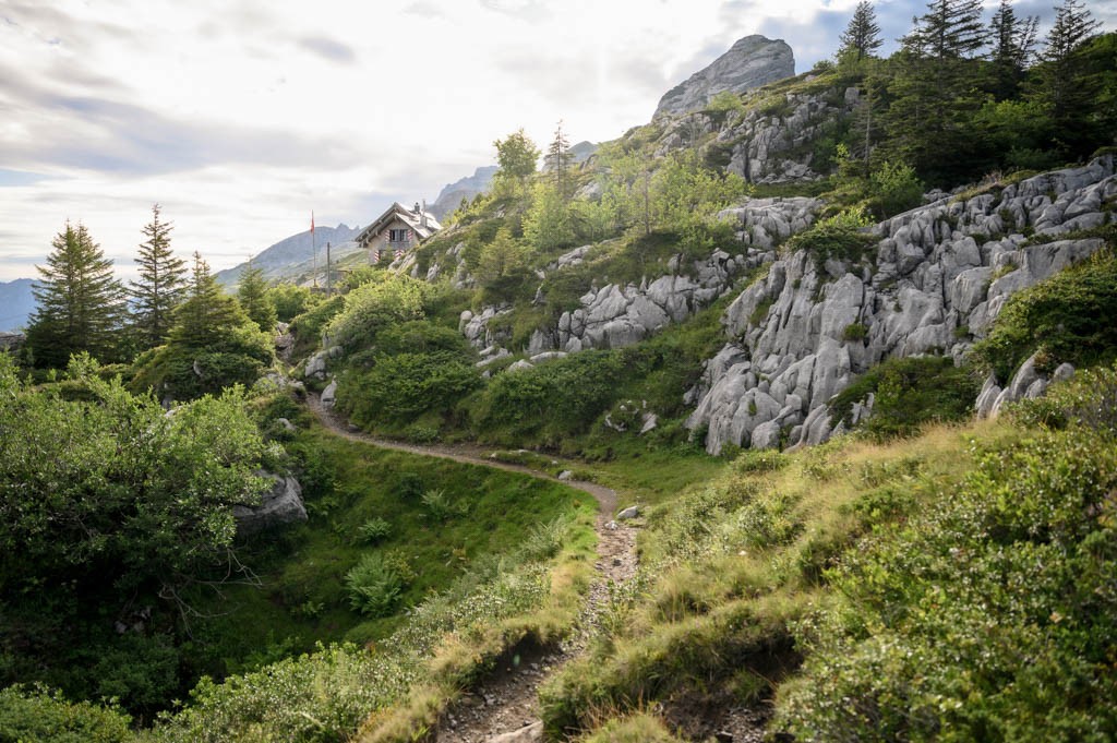 La Lidernenhütte, bâtie en 1944, se situe au tout début de la randonnée de montagne. Photo: Jon Guler