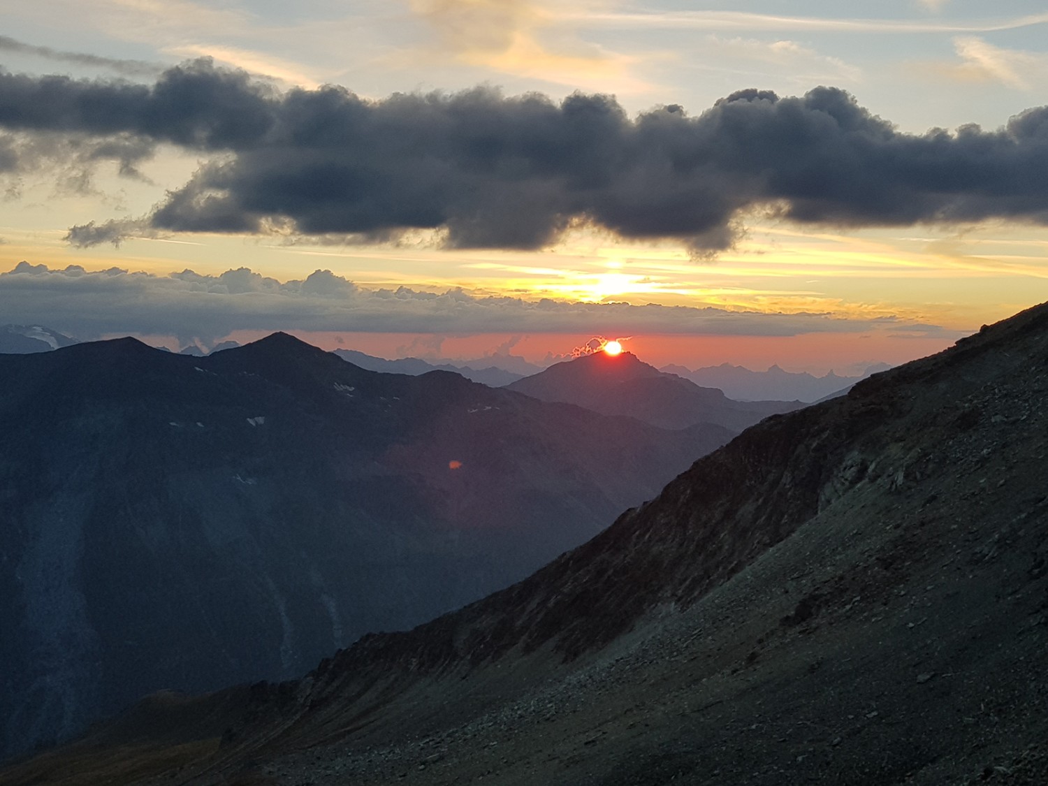 Von der Cabane de Tracuit auf über 3200 Metern aus lassen sich besonders beeindruckende Sonnenuntergänge geniessen.