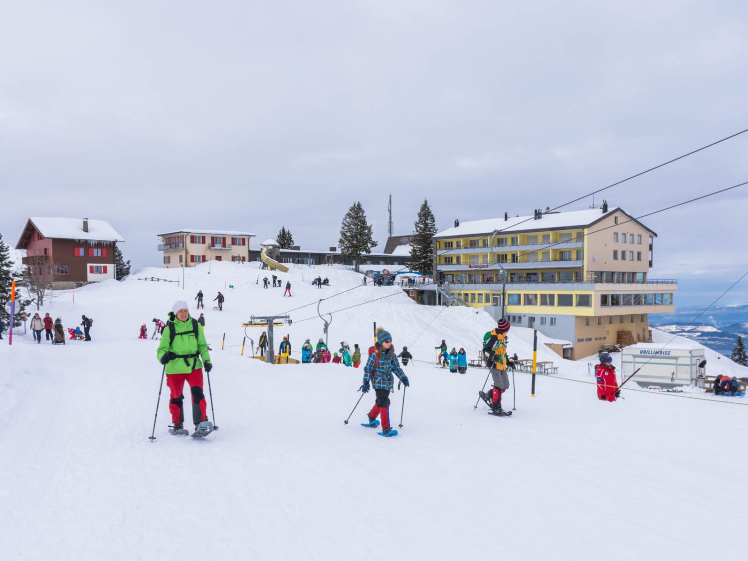 Zuerst teilen sich Wanderer und Skifahrer das Trassee. Bild: Franz Ulrich