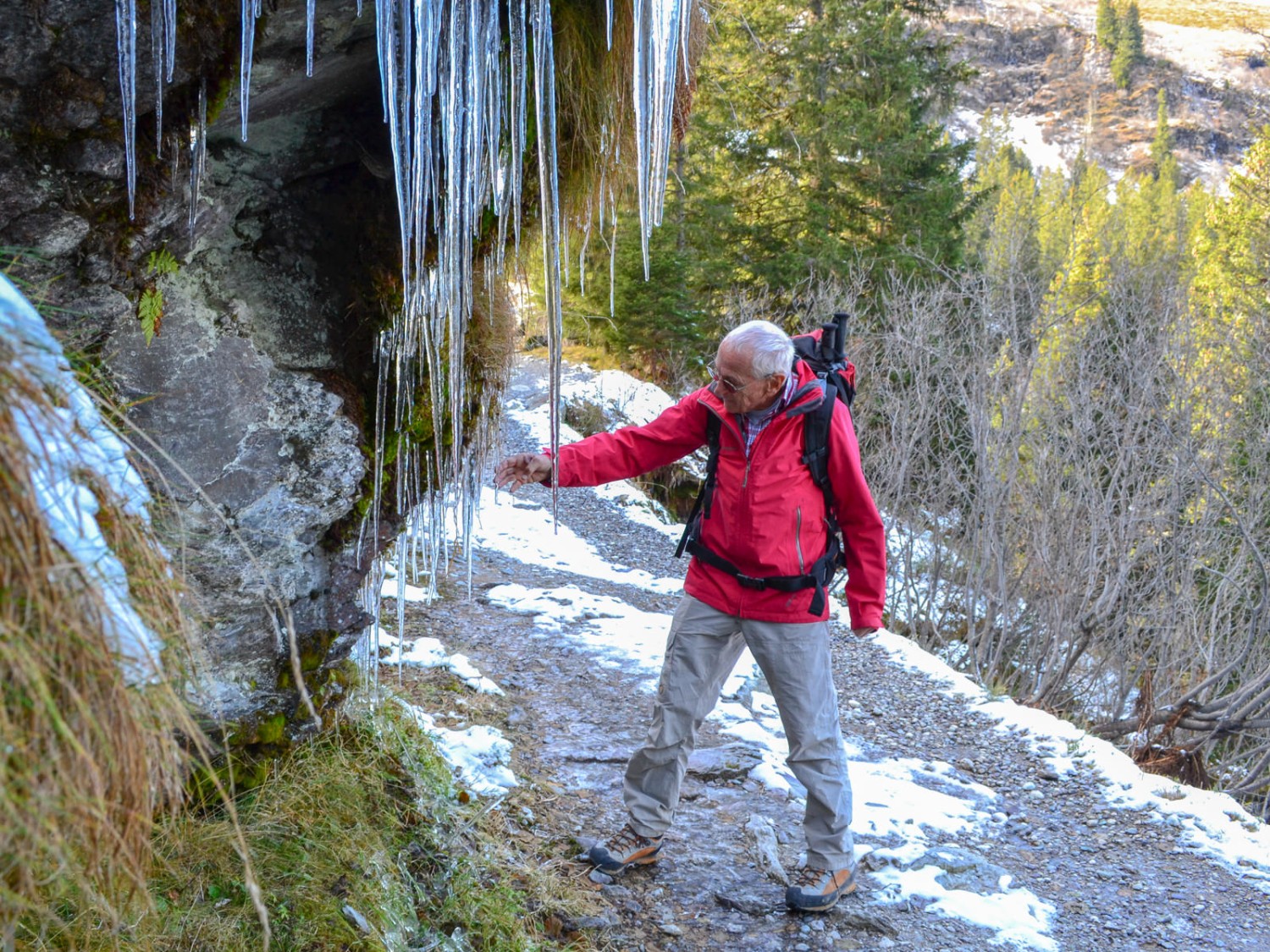 Eiszapfen am Weg. Bild: Sabine Joss