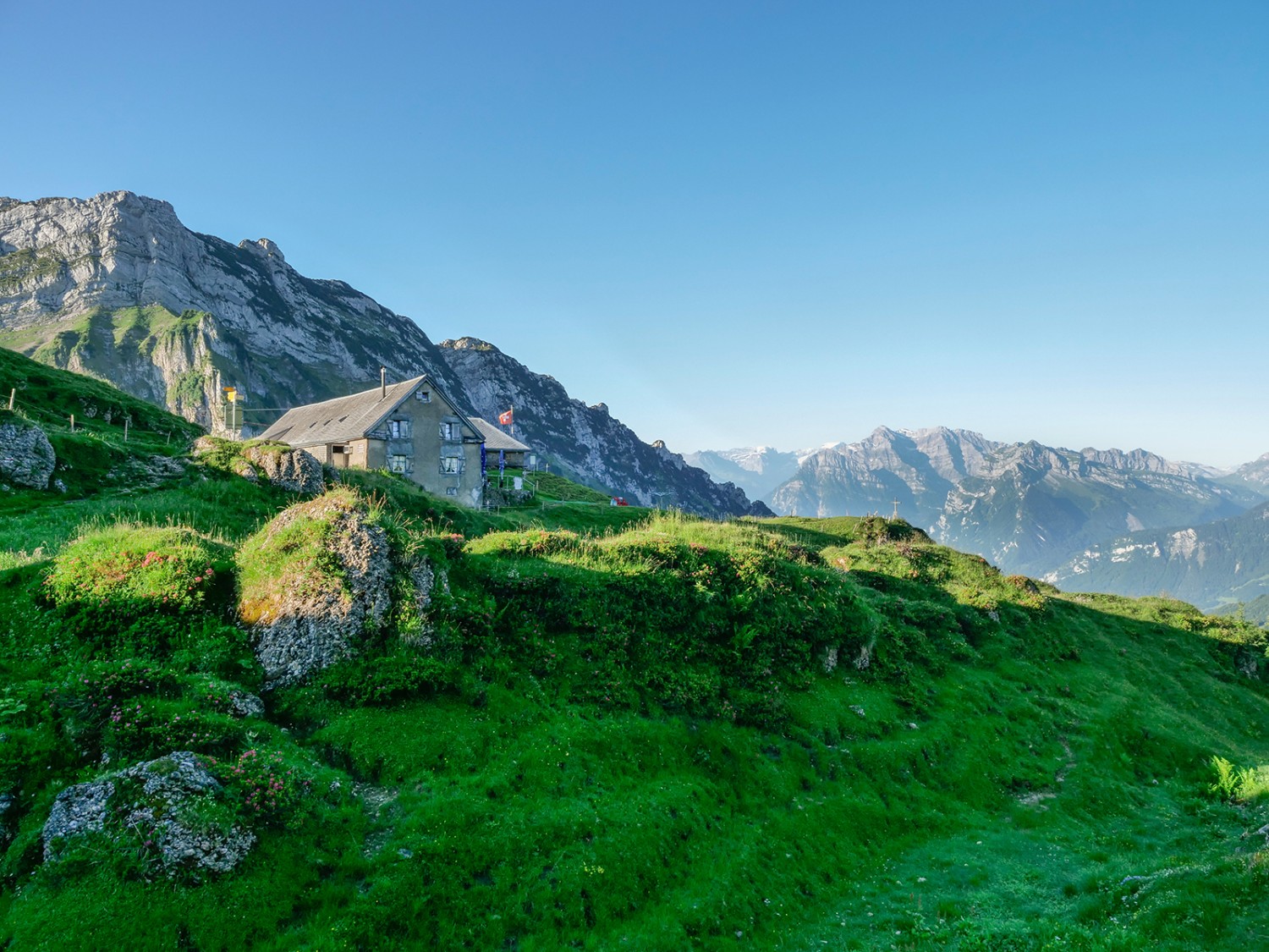 La terrasse de l’alpage d’Oberchäsere permet de faire une halte et de prendre son temps. Photos: Heinz Staffelbach