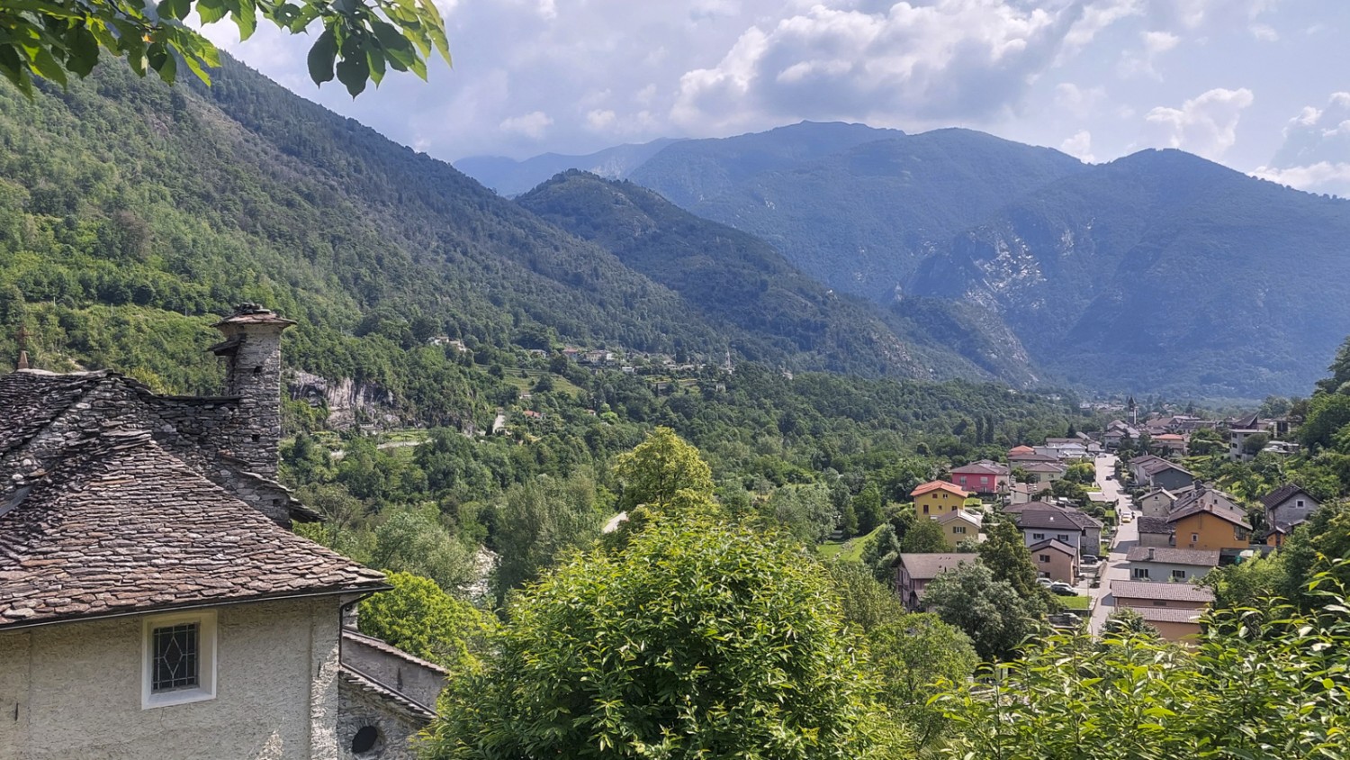 Vue sur le village de Golino en direction de Ponte Brolla. Photo: Tatjana Häuselmann