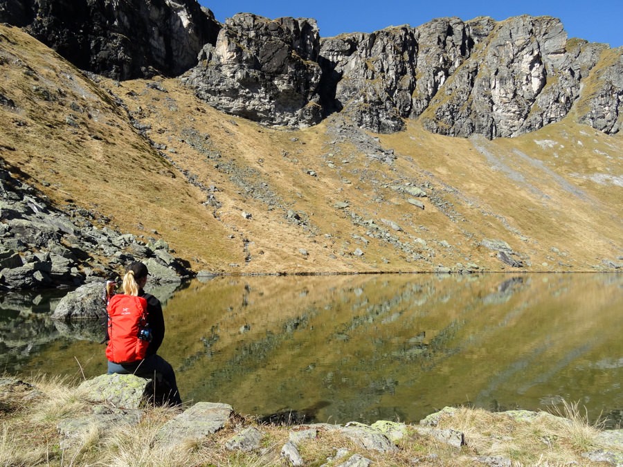 Lac paisible de Chüebodenseeli au cœur des montagnes.