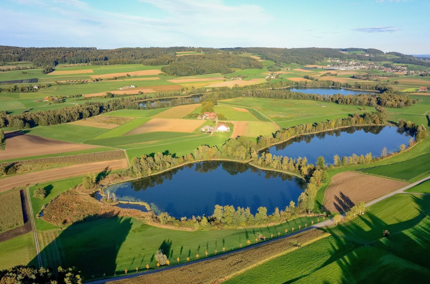 Le Hasesee, séparé en deux, avec le Hüttwiilersee en arrière-plan.