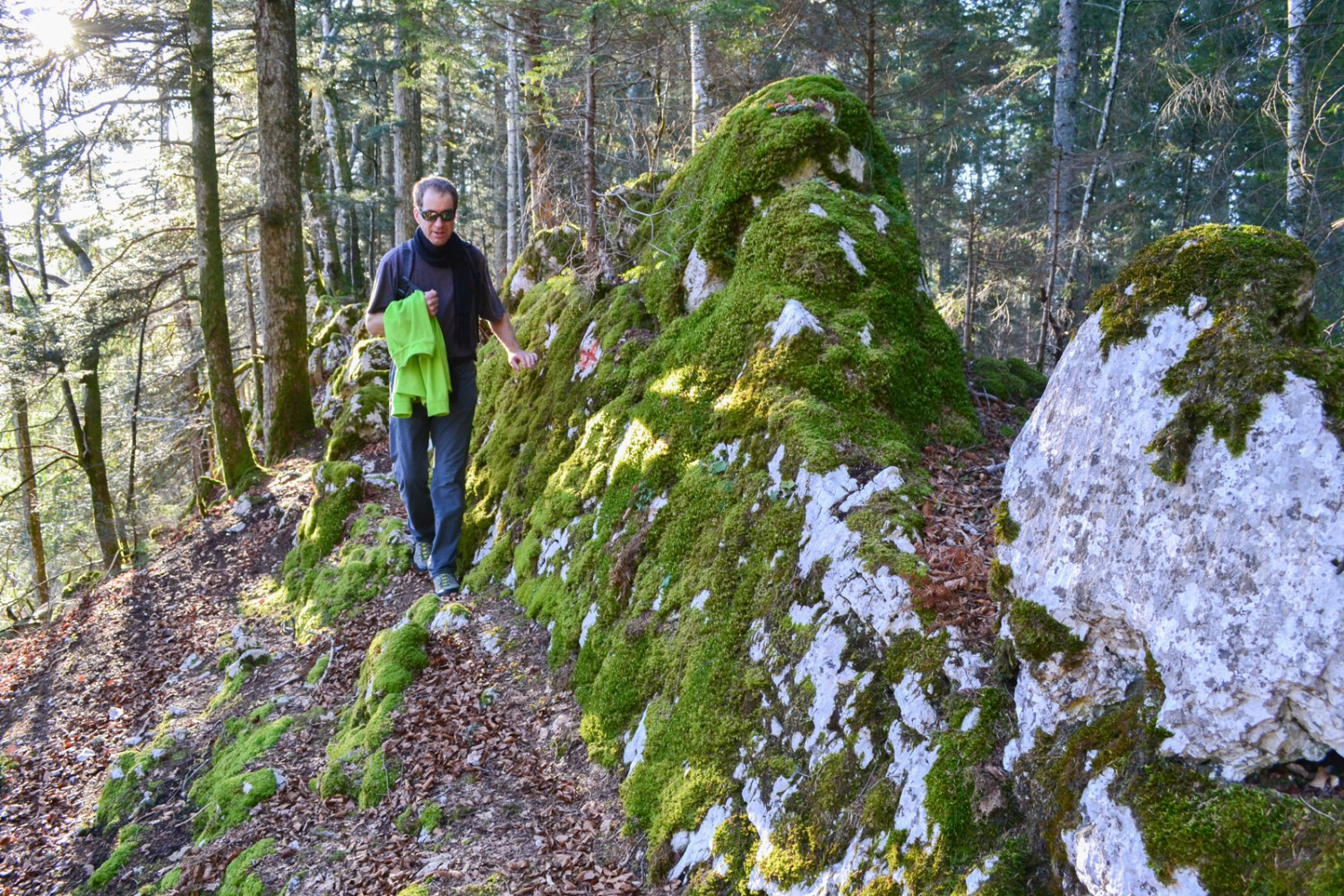 La randonnée longe un éperon rocheux. Photo: Sabine Joss