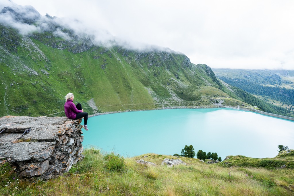 Kurz vor dem Abstieg noch einmal ein Blick auf den strahlenden See Lac de Cleuson. Bild: Wanderblondies