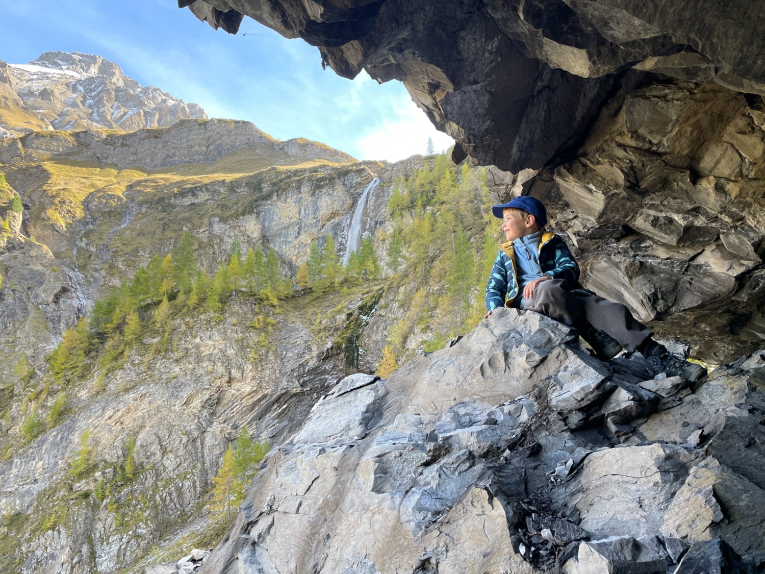 Pause in einer Höhle mit Aussicht auf den Gälteschutz. Bild: Rémy Kappeler