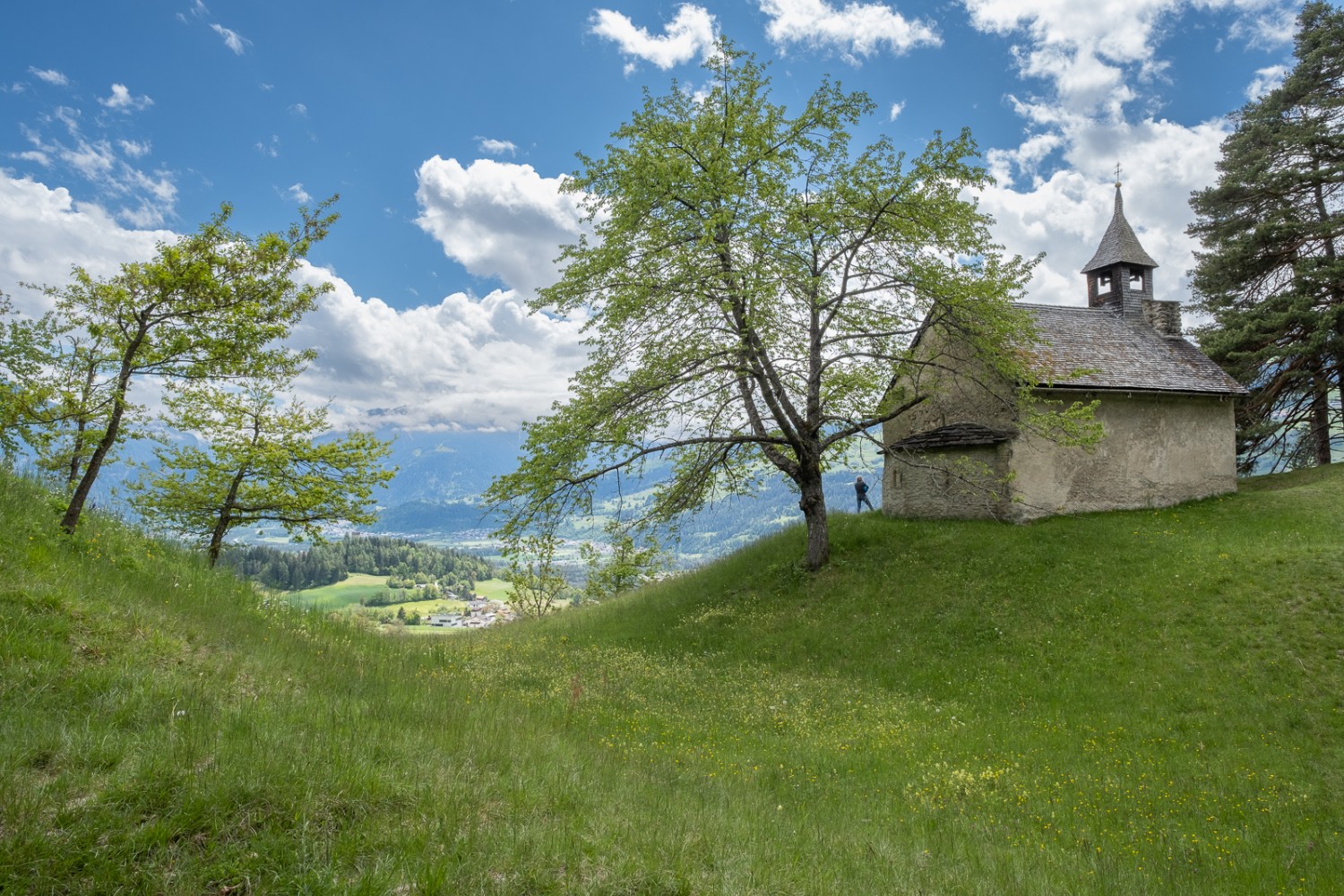 Von der Kapelle St. Maria Magdalena kann man das ganze Domleschg überblicken. Bild: Markus Ruff