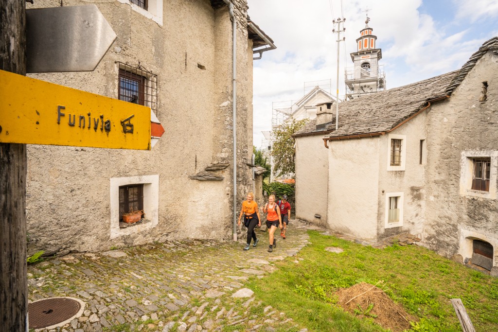 À Rasa, les panneaux indicateurs apportent une touche de nostalgie. Photo: Wanderblondies