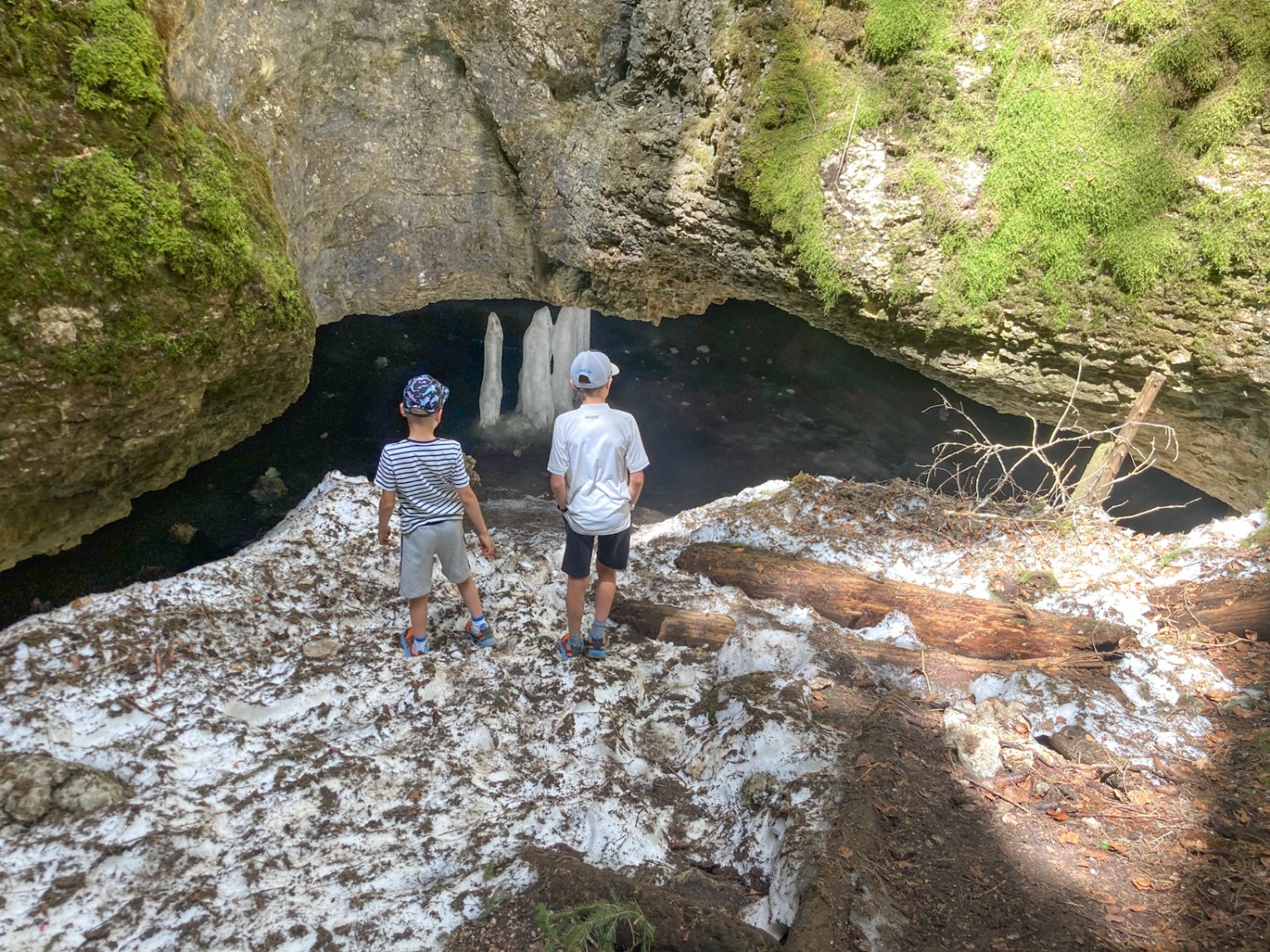 Vor dem Eingang der Eishöhle: die grossen Eiszapfen sind schon zu erkennen. Bild: Anna Kocher