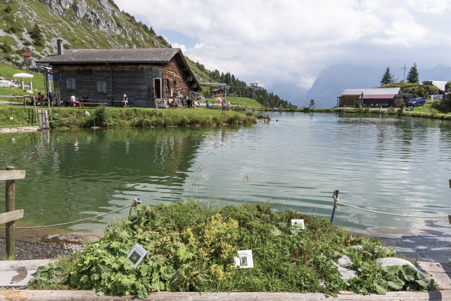 Der Härzlisee lädt ein zum Baden, Kneippen oder einfach zum Sein. Bild: Franz Ulrich