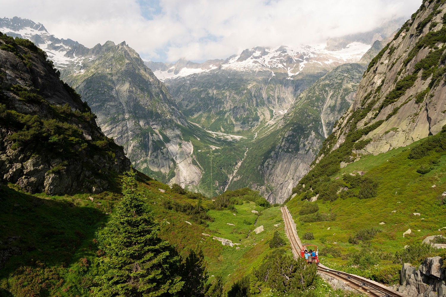 Gelmerbahn pur: Ganz vorne im Bild gehts gefühlt senkrecht hinunter. Bild: Raja Läubli