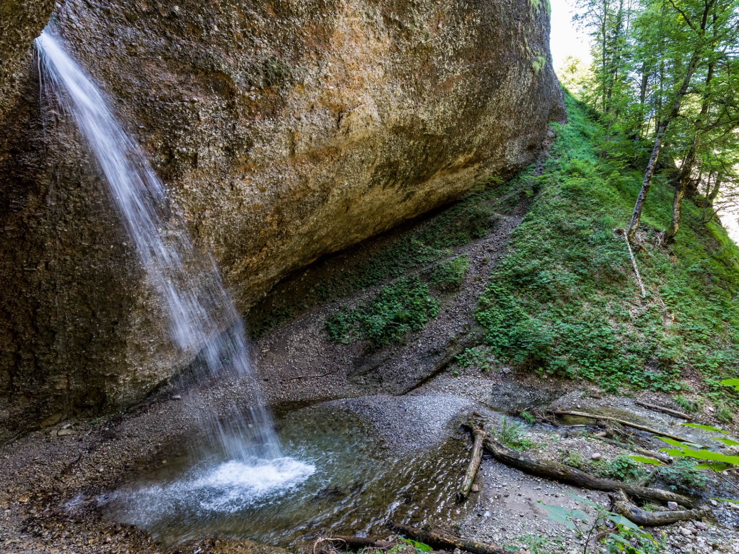 Dans les gorges d’Ofenloch. Le Necker se jette du haut des falaises. 
Photo: Daniel Fleuti