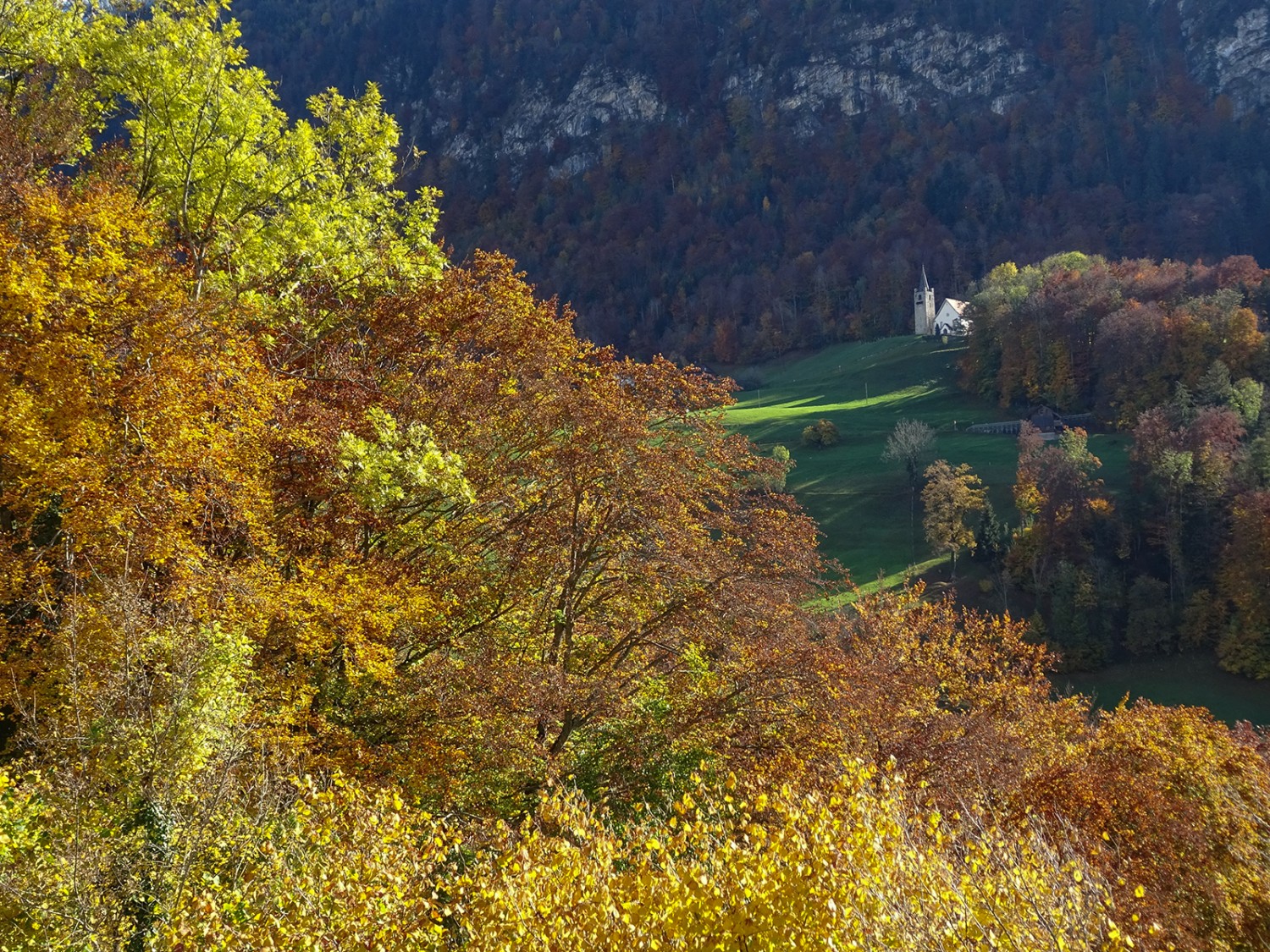 Von Flüeli-Ranft aus sieht man die Kirche St. Niklausen auf der anderen Talseite.