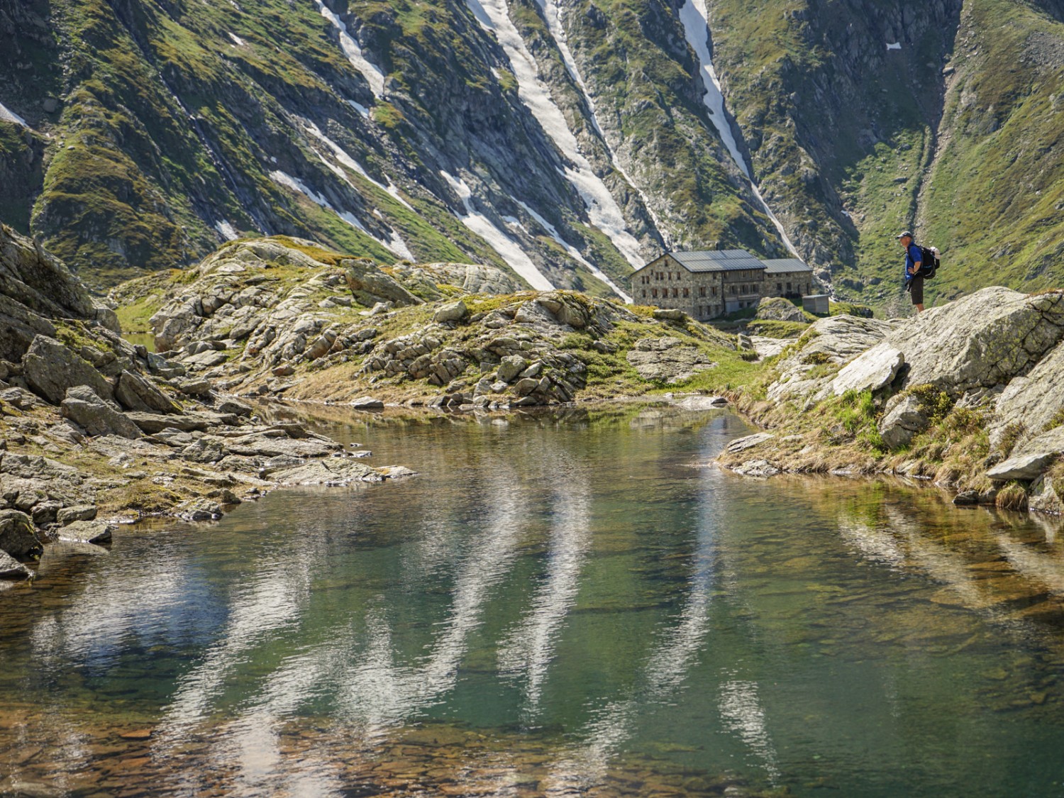 Les derniers névés se reflètent dans le petit lac sans nom au-dessus de la cabane Terri. Photo: Reto Wissmann