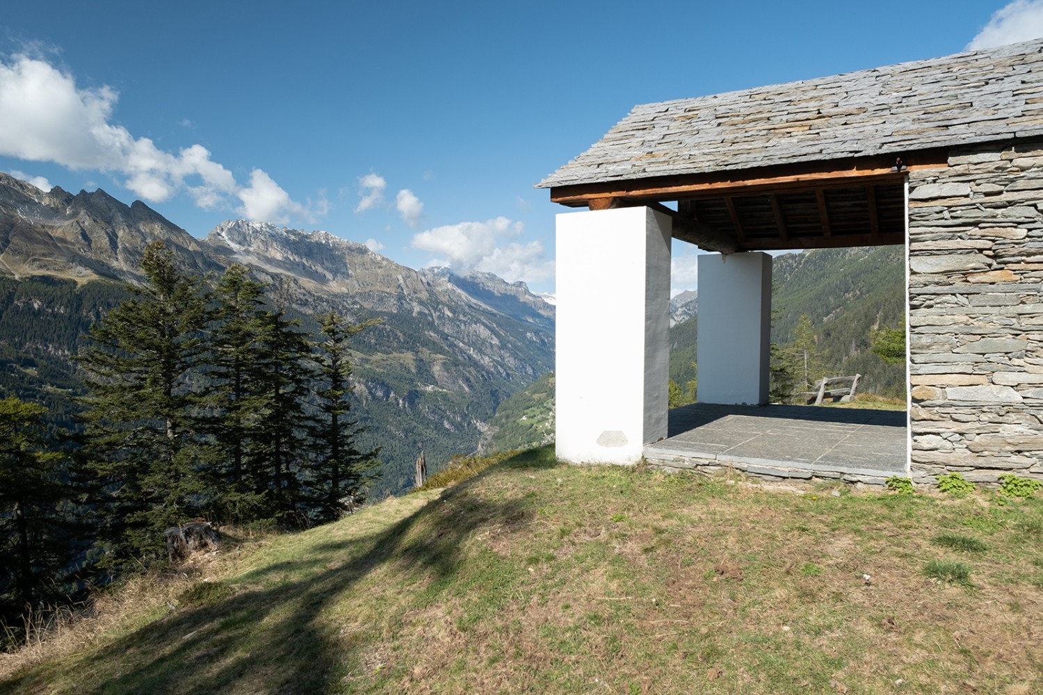 Depuis la chapelle Sant’Antoni de Bolada, la vue porte sur tout le Val Calanca.
