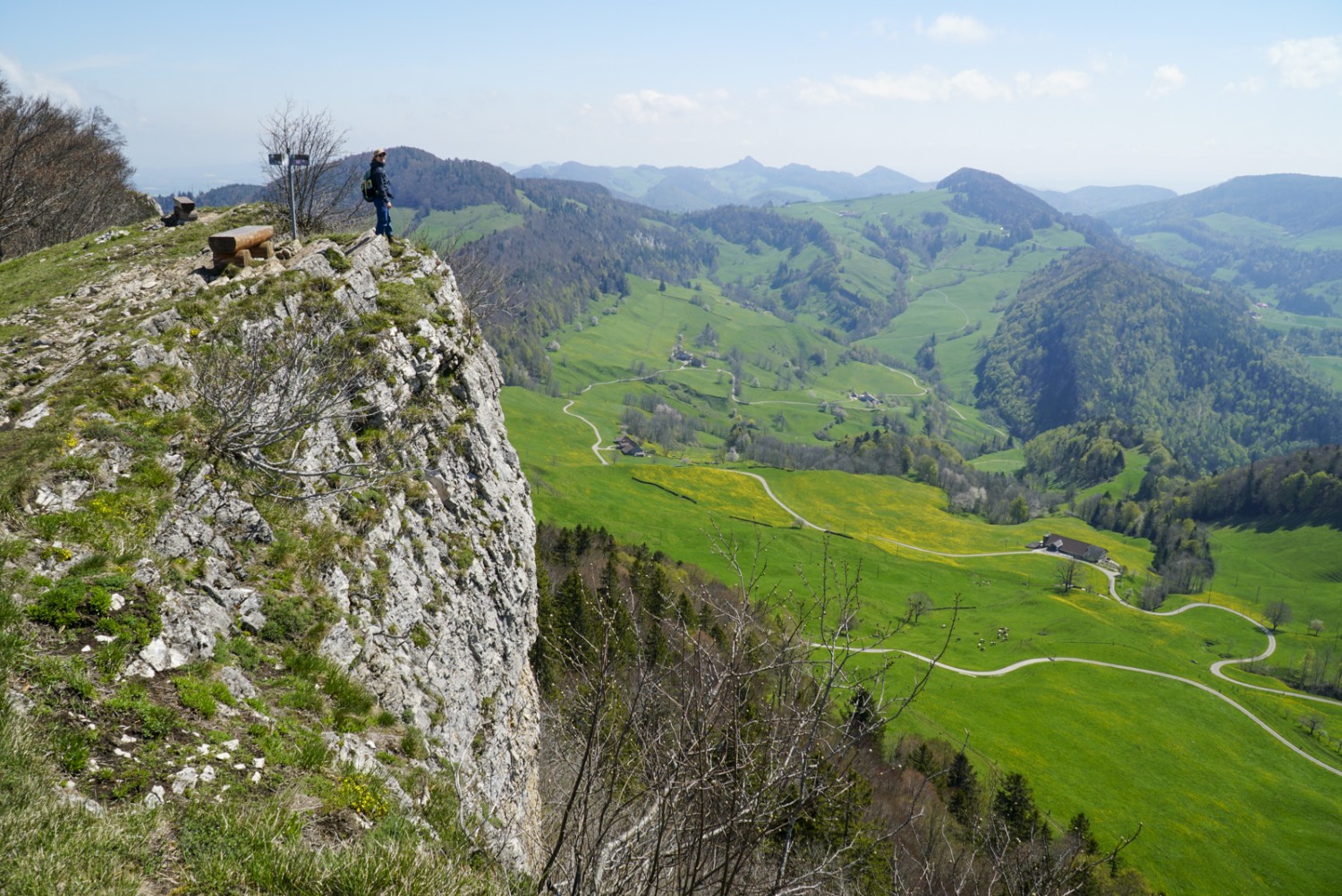 Pause auf dem Vogelberg mit Ausblick für Schwindelfreie. Bild: Mia Hofmann