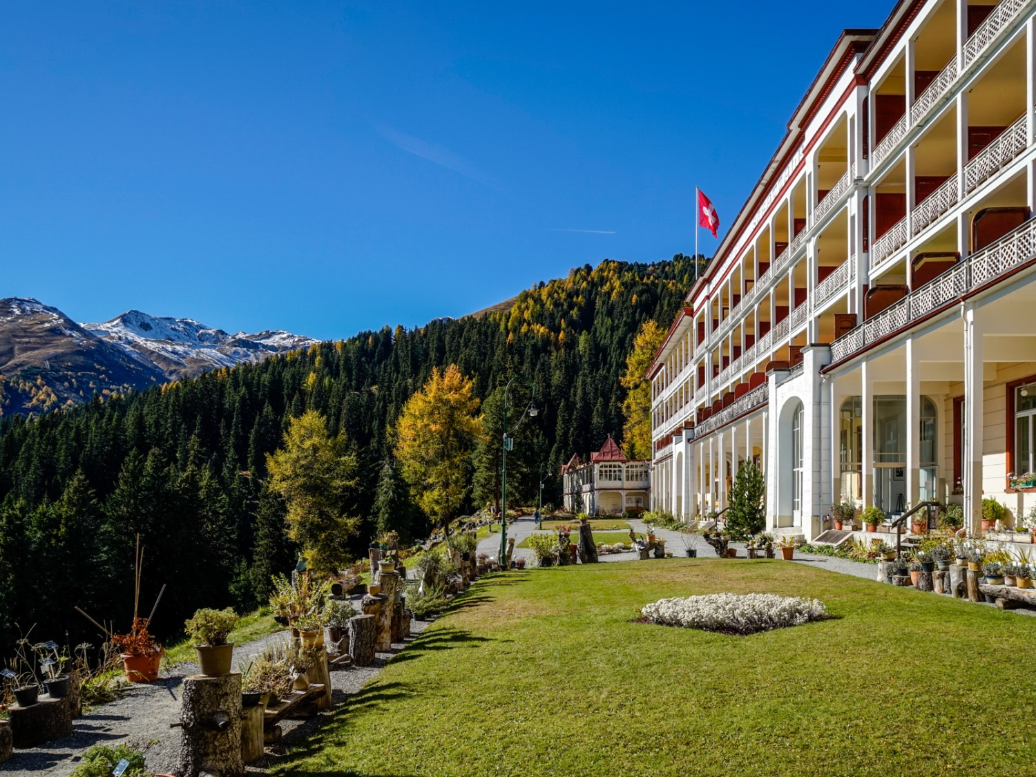 Vor dem einstigen Sanatorium und heutigen Berghotel Schatzalp. Bild: Fredy Joss