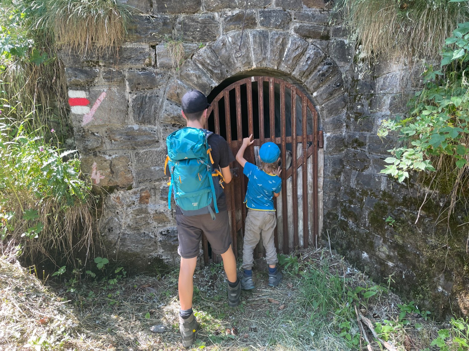 Wo der Tunnel im Aufstieg zum Gipfel wohl hinführt? Bild: Rémy Kappeler