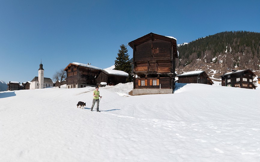 Der obere Winterwanderweg durchs Goms führt mitten durch die Dörfer, hier bei Gluringen. Bild: Heinz Staffelbach