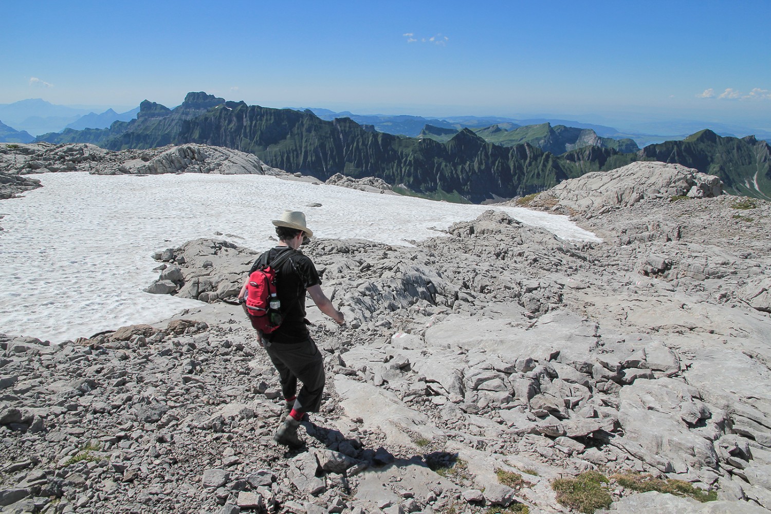 Der Weg durch den Karst der Silberen ist schrattig. Die Aussicht soll deshalb bei der Rast genossen werden. Fotos: Elsbeth Flüeler