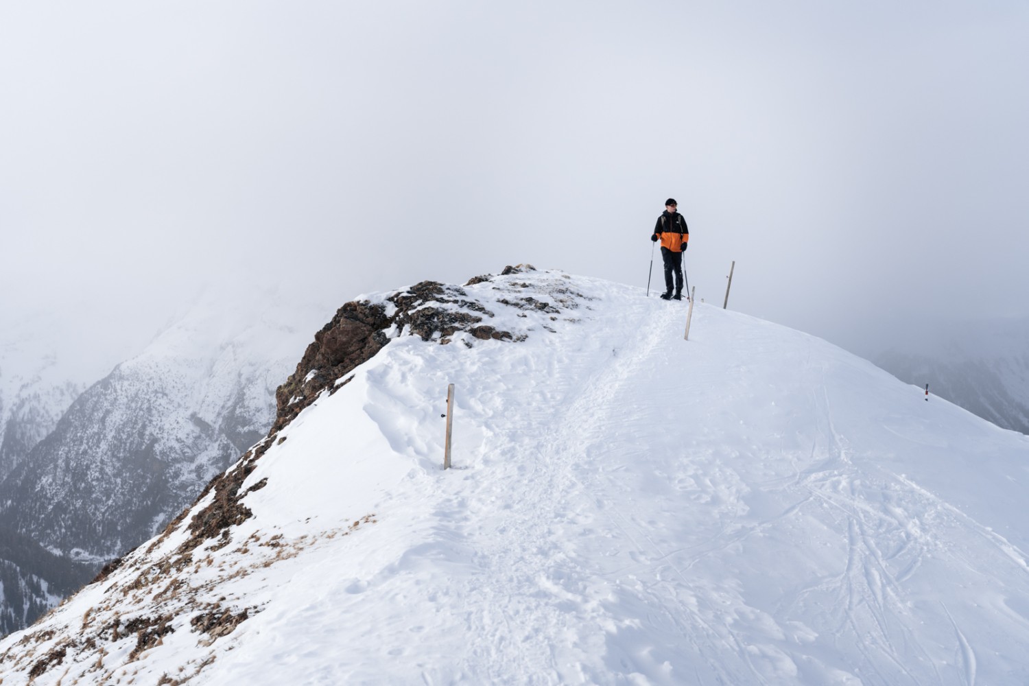 Nach dem Aufstieg über eine kleine Kuppe hat man die erste Hälfte der Wanderung hinter sich. Bild: Jon Guler