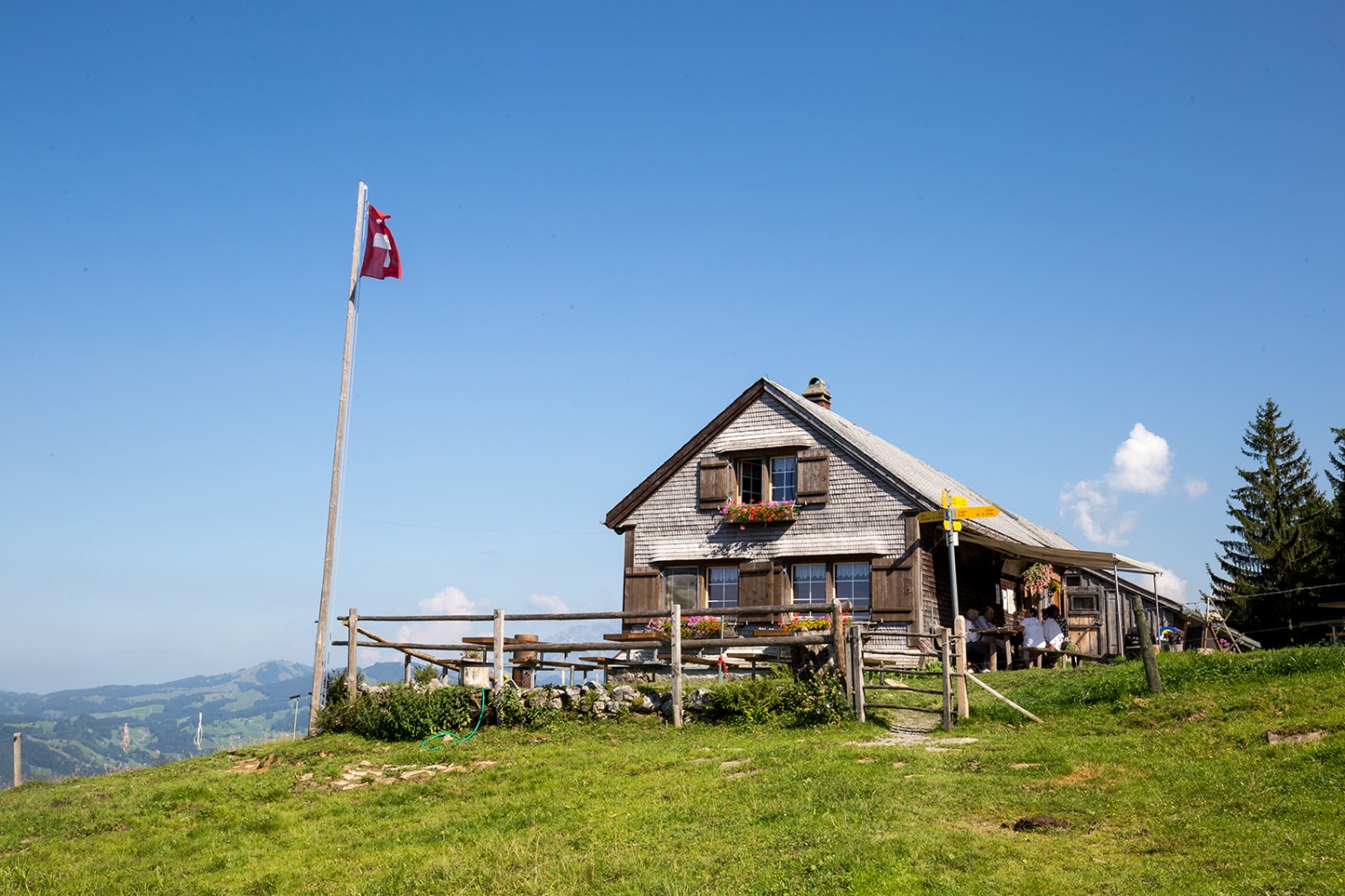 Käse und hausgemachter Schlorzifladen gibt es auf der Alp Oberbächen.