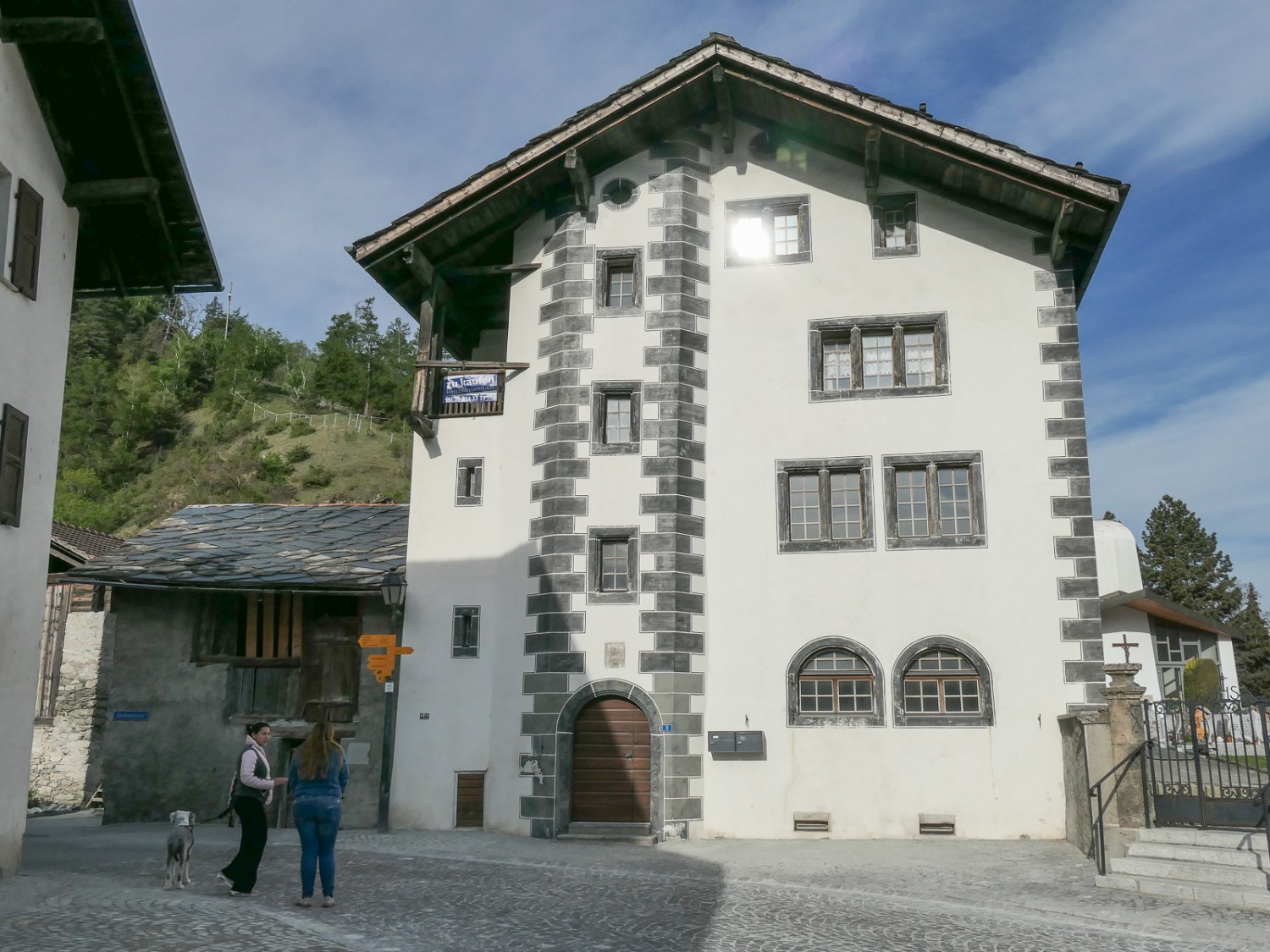 Belle maison patricienne dans le centre historique de Tourtemagne. Photo: Ulrike Marx