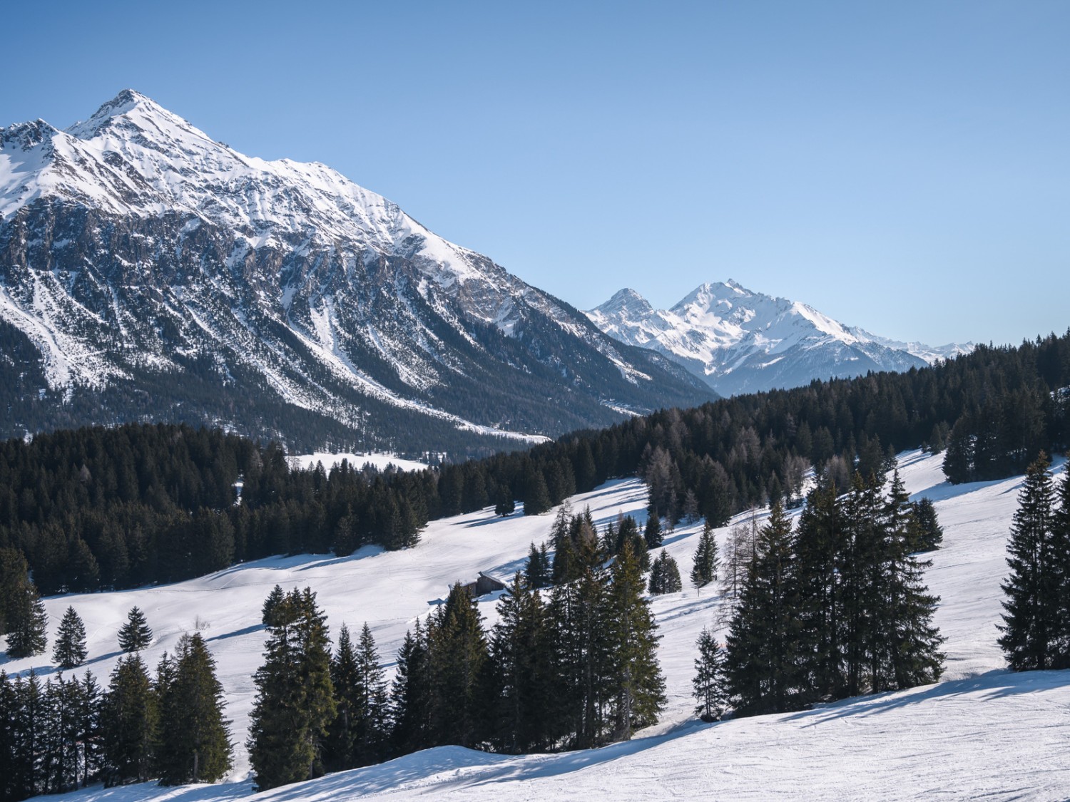 Gegen Ende der Wanderung lässt sich die traumhafte Aussicht auf die Bergwelt nochmals geniessen. Bild: Jon Guler