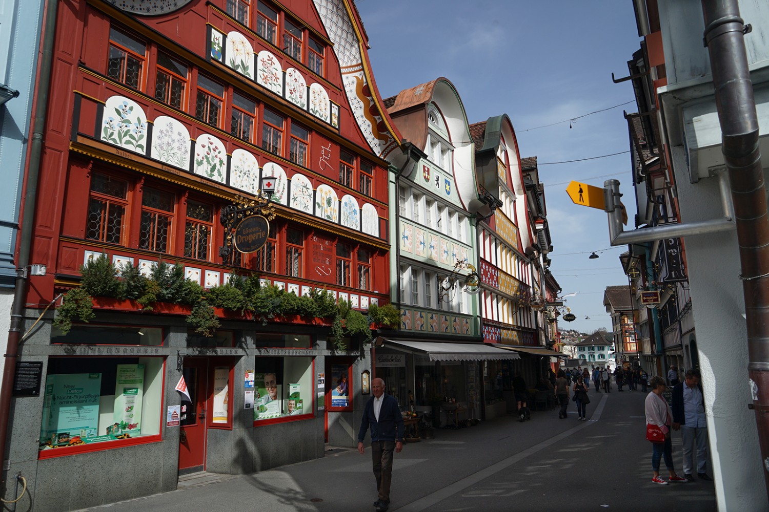 La droguerie Löwen, à Appenzell, avec ses peintures représentant des plantes médicinales. Photo: R. Wissmann
