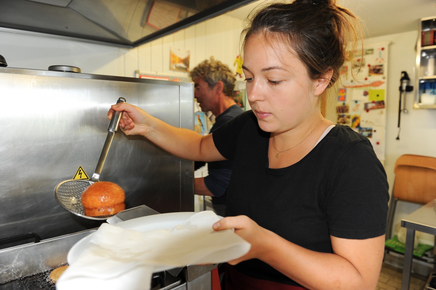 Die herzhaften Käsekugeln werden nach eigenem Familienrezept zubereitet. Bild: Martin Weiss