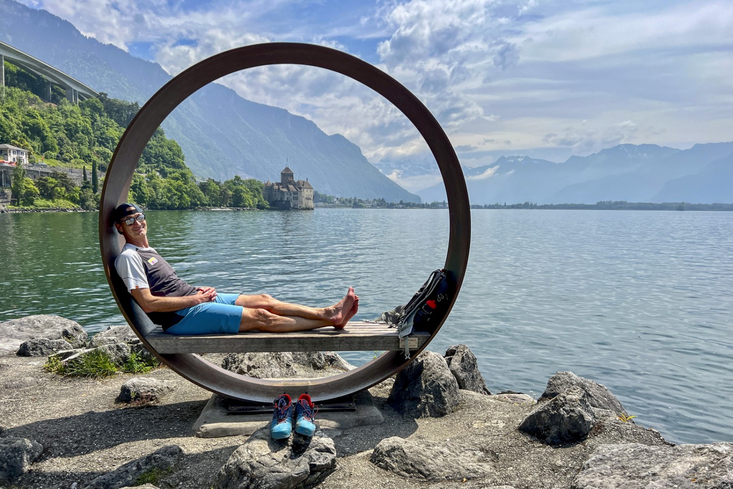 Und wieder ist eine Etappe absolviert: Pascal Bourquin legt, mit dem Schloss Chillon im Hintergrund, eine kurze Pause ein. Bild: Patricia Michaud