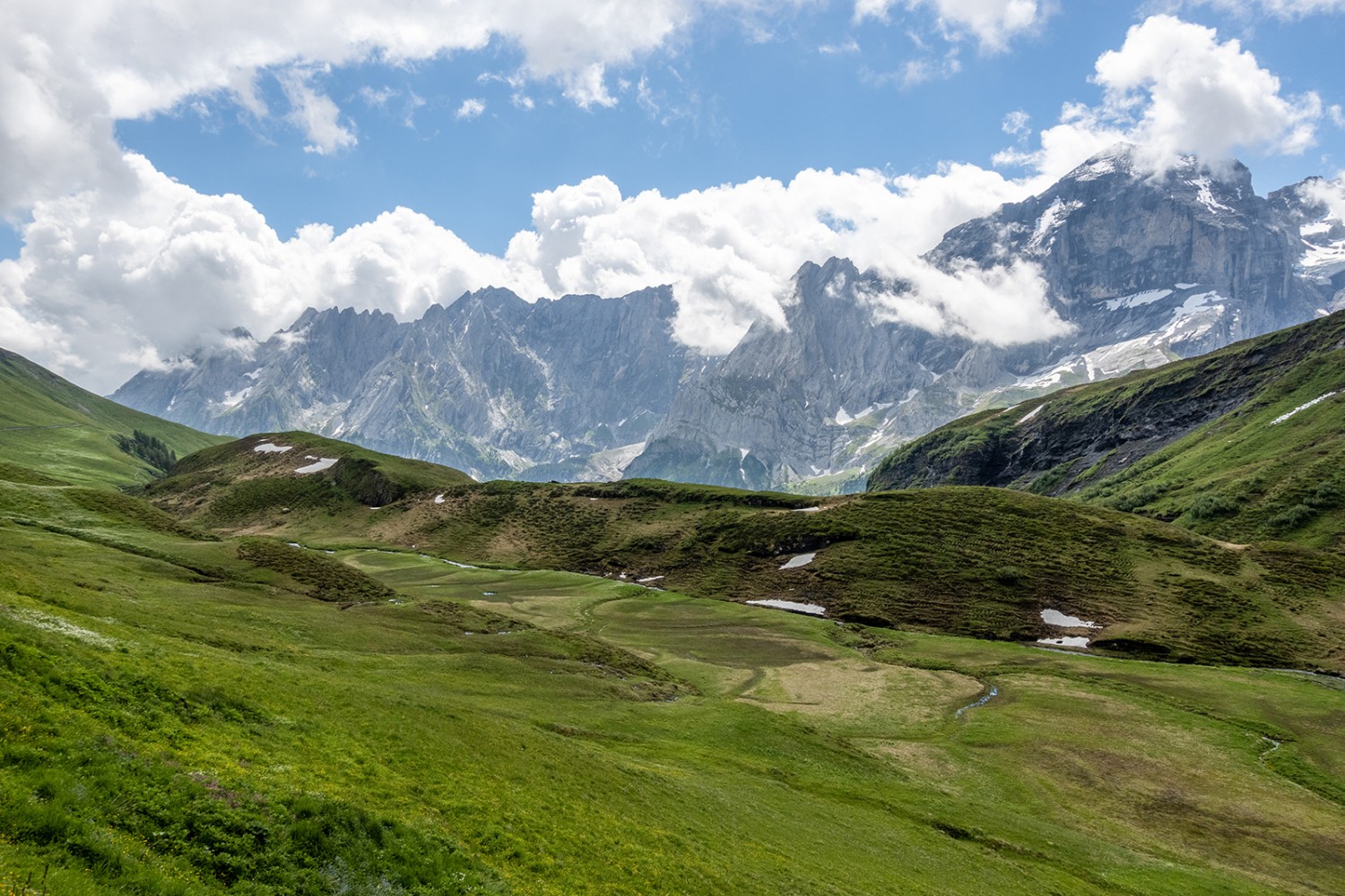 Vue de l’Alp Im Obersten Breitenboden sur la chaîne des Engelhörner, jusqu’au Wellhorn.